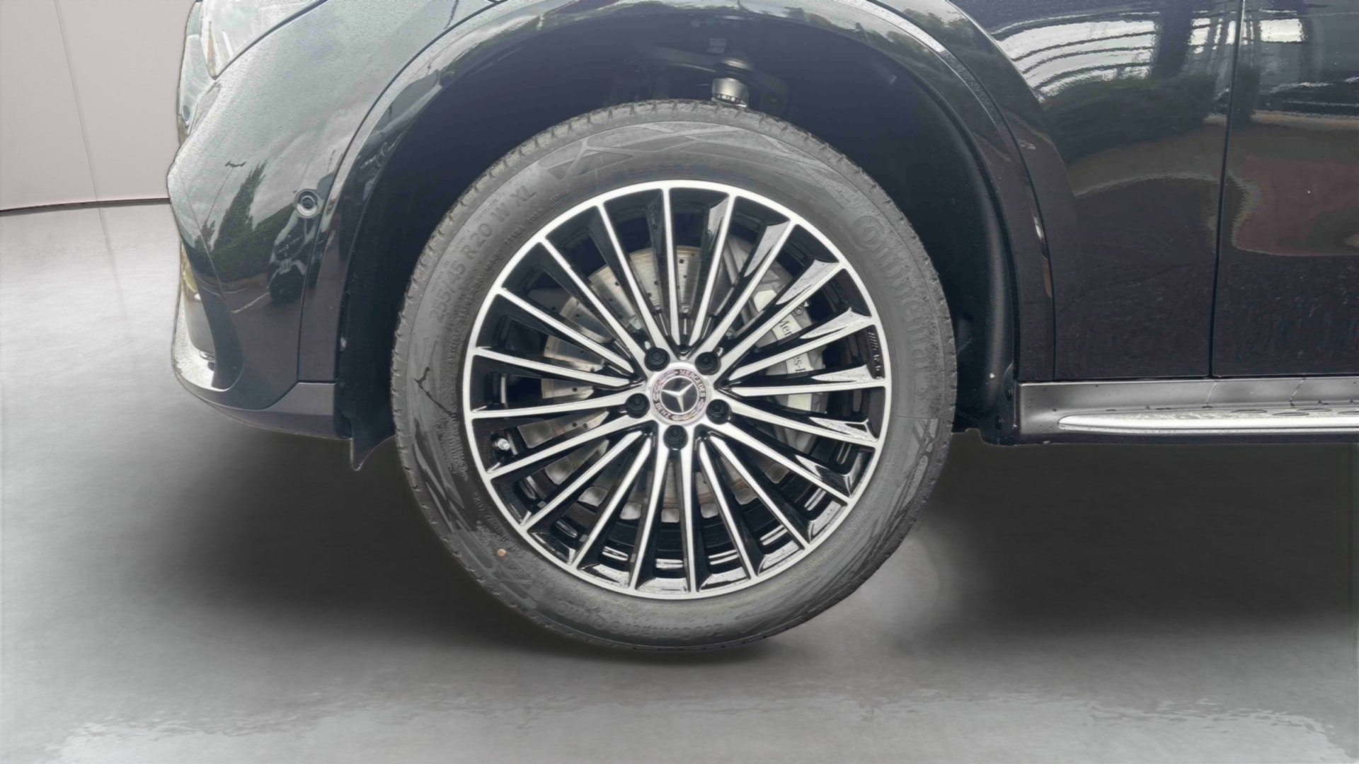 Mercedes-Benz GLC 300 e Hybrid EQ 4Matic AMG Line + — Pneu avant gauche