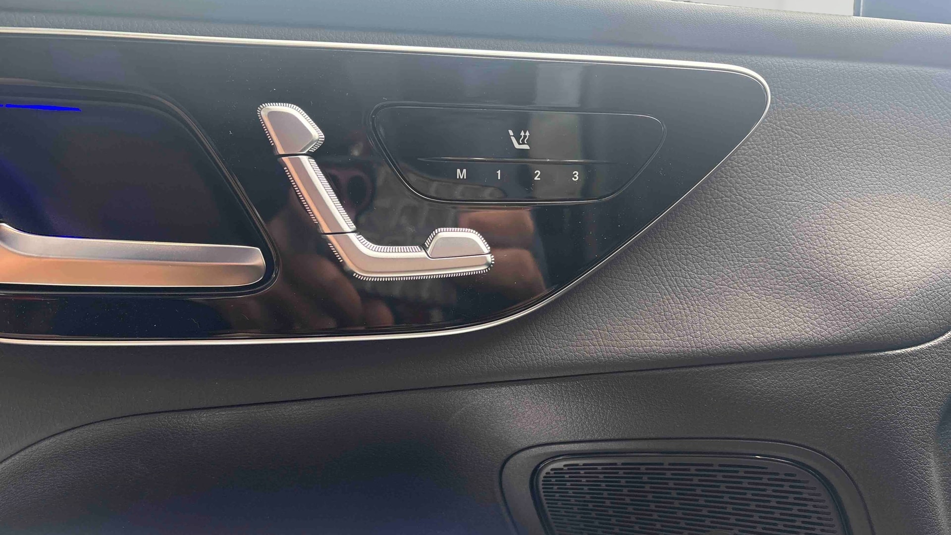 Mercedes-Benz GLC 300 e Hybrid EQ 4Matic AMG Line + — photo 16