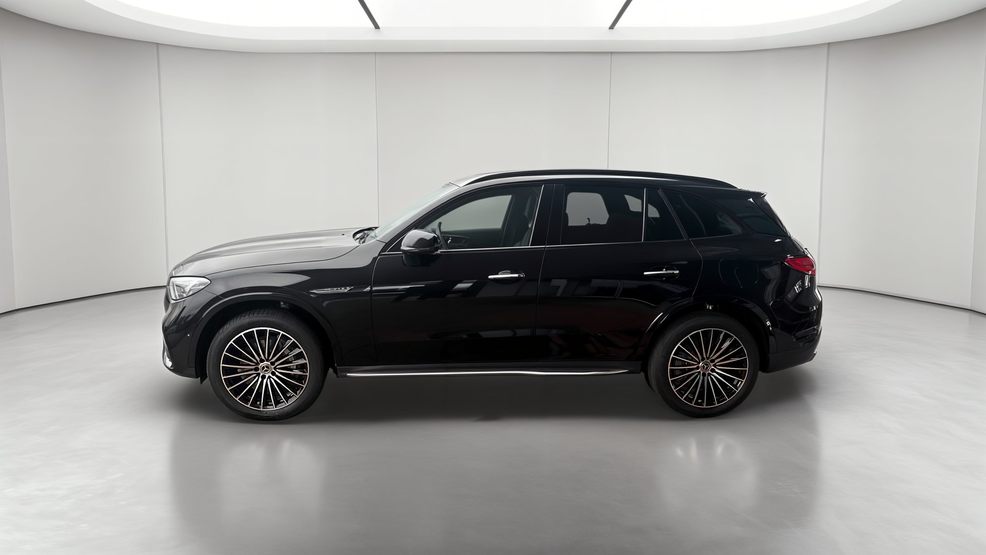 Mercedes-Benz GLC 300 e Hybrid EQ 4Matic AMG Line + — Profil gauche