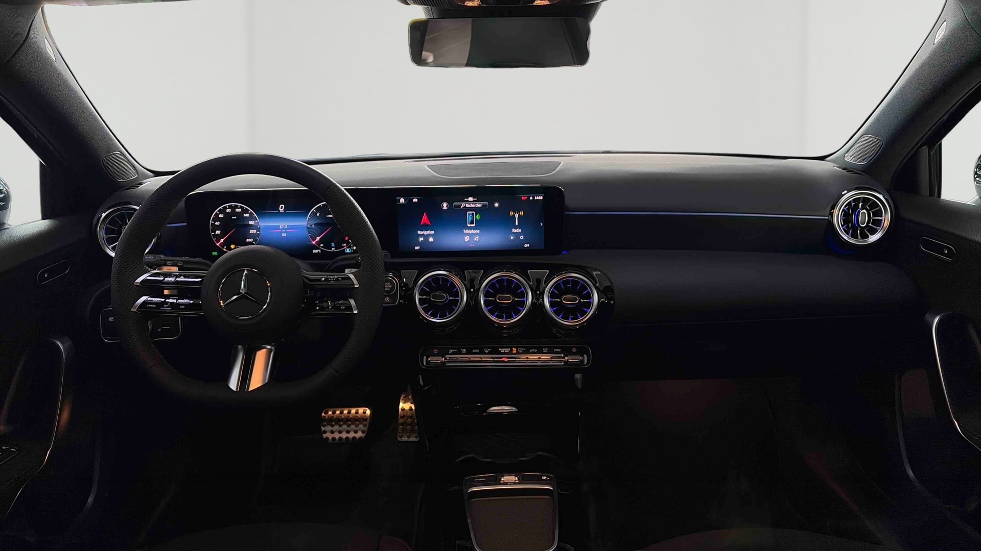 Mercedes-Benz Classe A 200 d AMG Line — Planche de bord