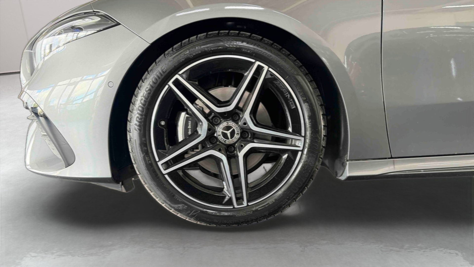 Mercedes-Benz Classe A 200 d AMG Line — Pneu avant gauche