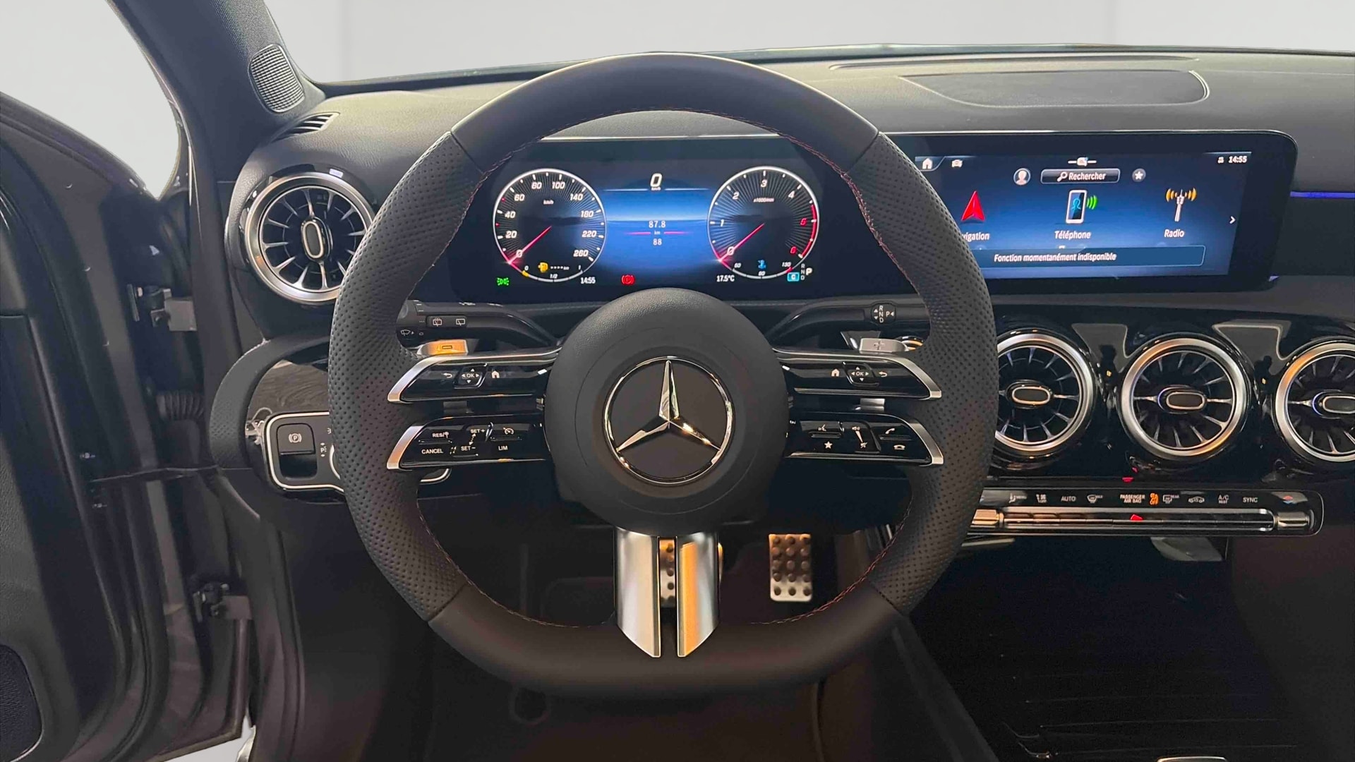 Mercedes-Benz Classe A 200 d AMG Line — Poste de pilotage