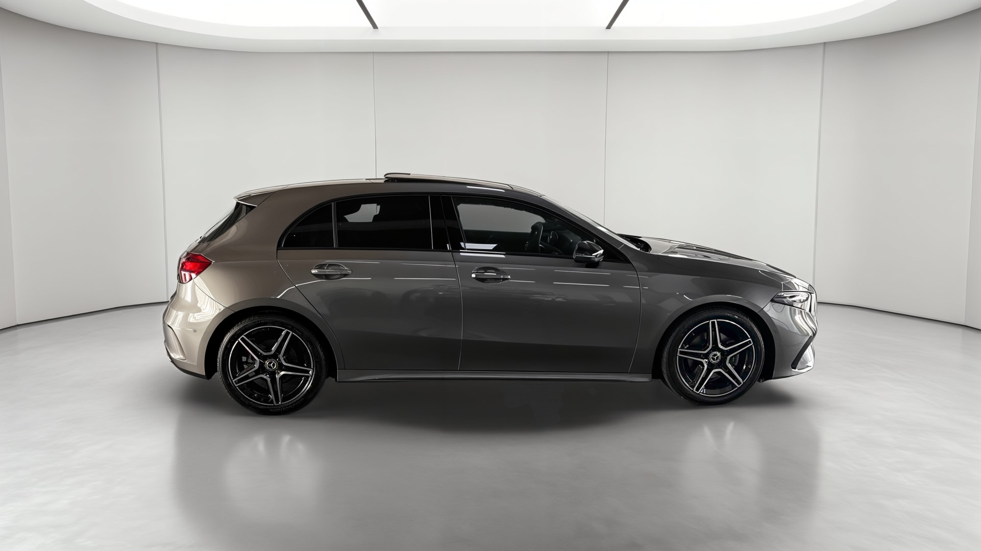 Mercedes-Benz Classe A 200 d AMG Line — Profil droit