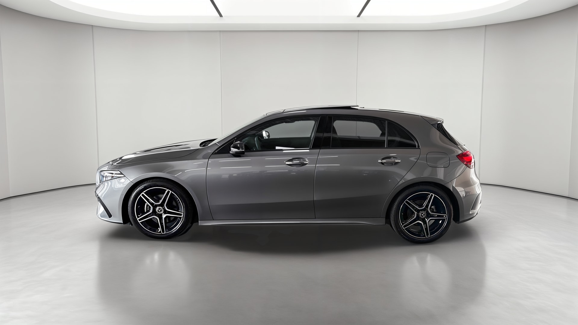 Mercedes-Benz Classe A 200 d AMG Line — Profil gauche