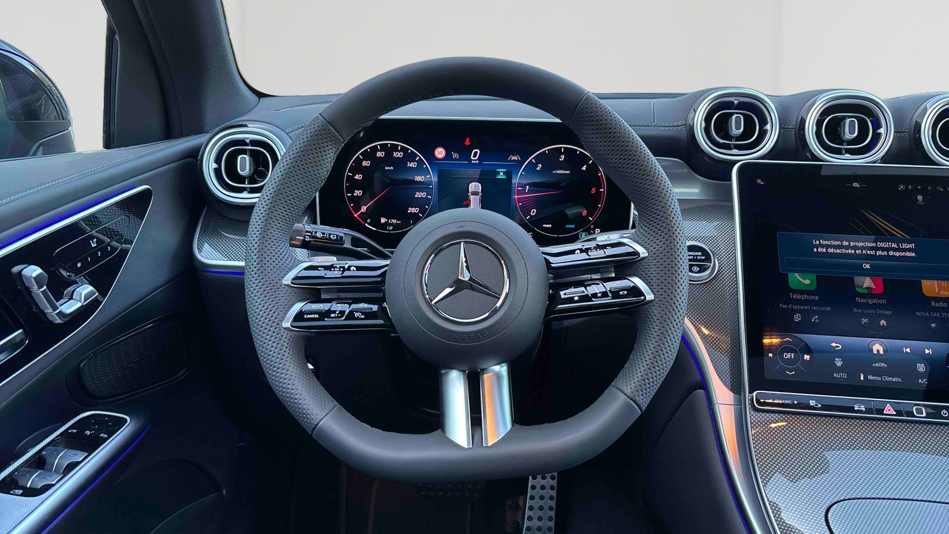 Mercedes-Benz GLC 220 d 4Matic AMG Line — Poste de pilotage