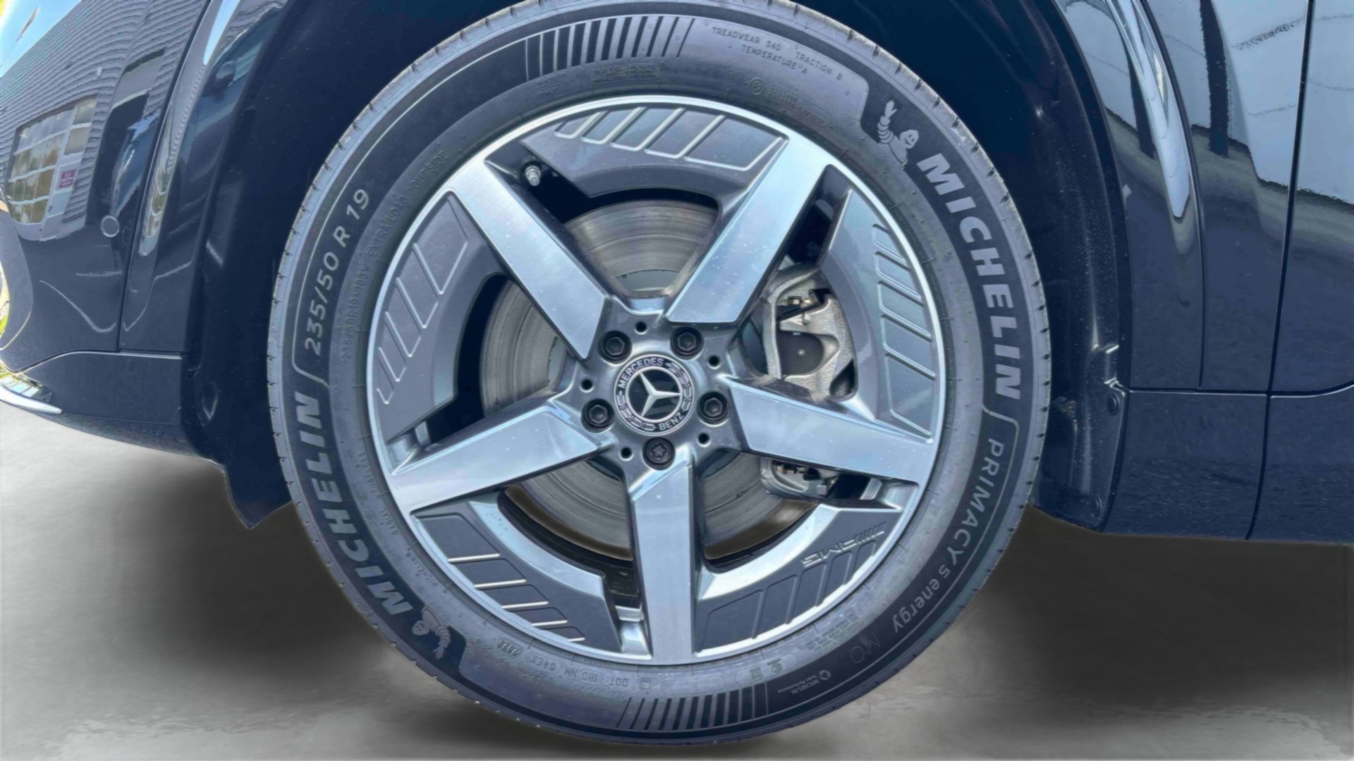 Mercedes-Benz GLB 200 electrique AMG Line — Pneu avant gauche
