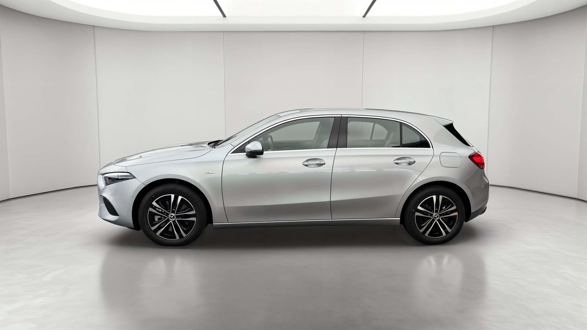 Mercedes-Benz Classe A 250 e Hybrid EQ Business Line — Profil gauche