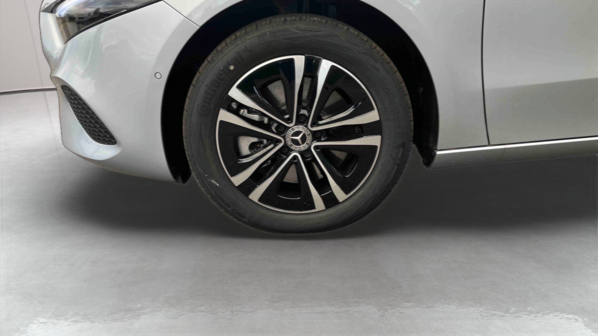 Mercedes-Benz Classe A 250 e Hybrid EQ Business Line — Pneu avant gauche