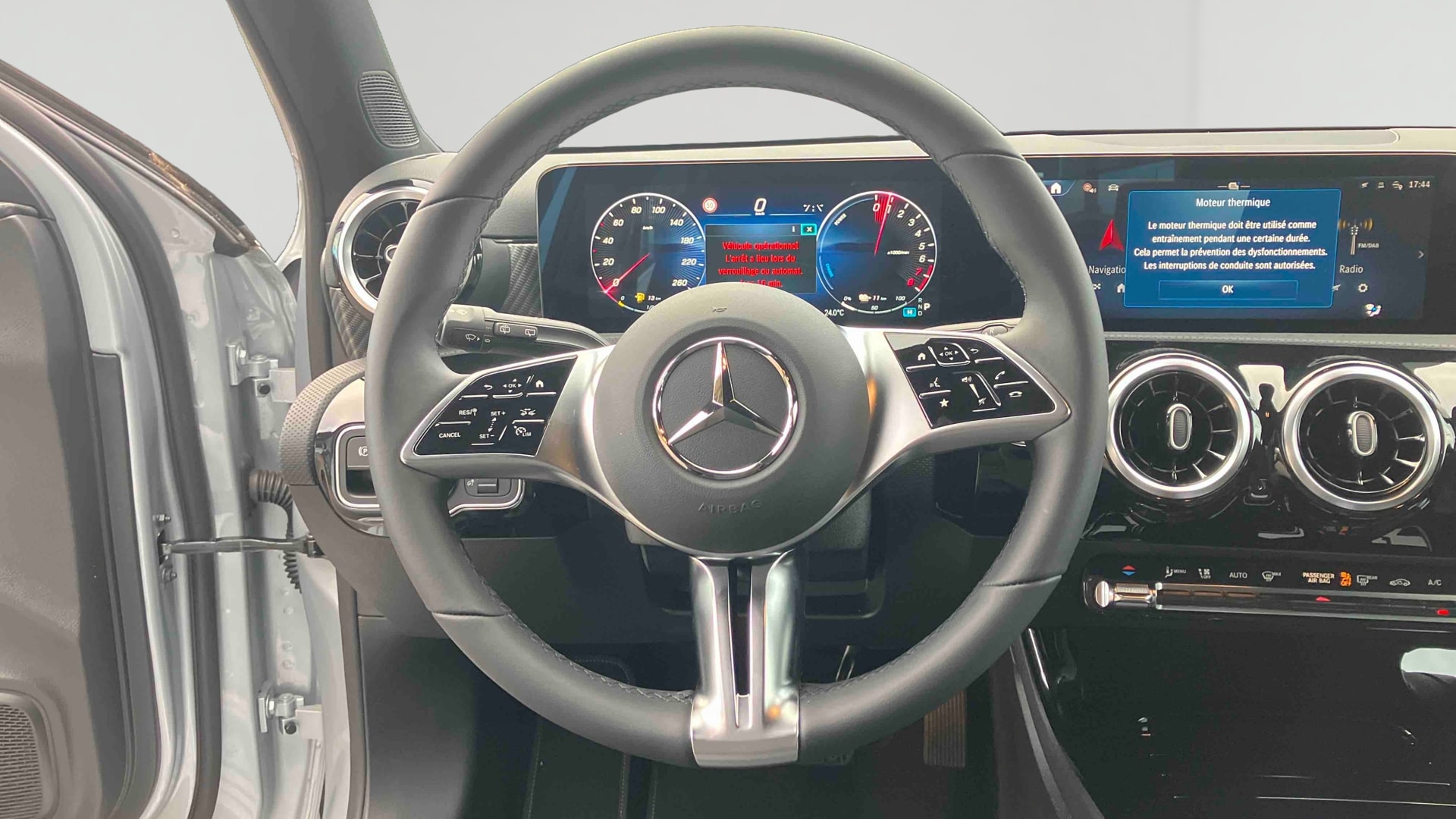Mercedes-Benz Classe A 250 e Hybrid EQ Business Line — Poste de pilotage