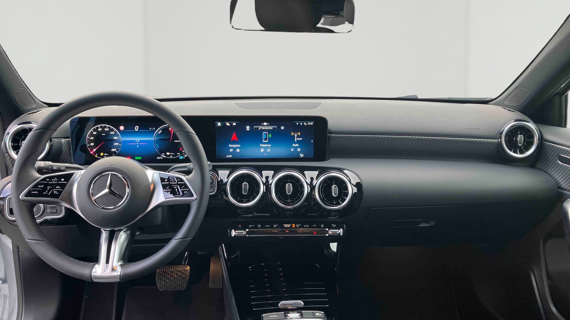 Mercedes-Benz Classe A 250 e Hybrid EQ Business Line — Planche de bord