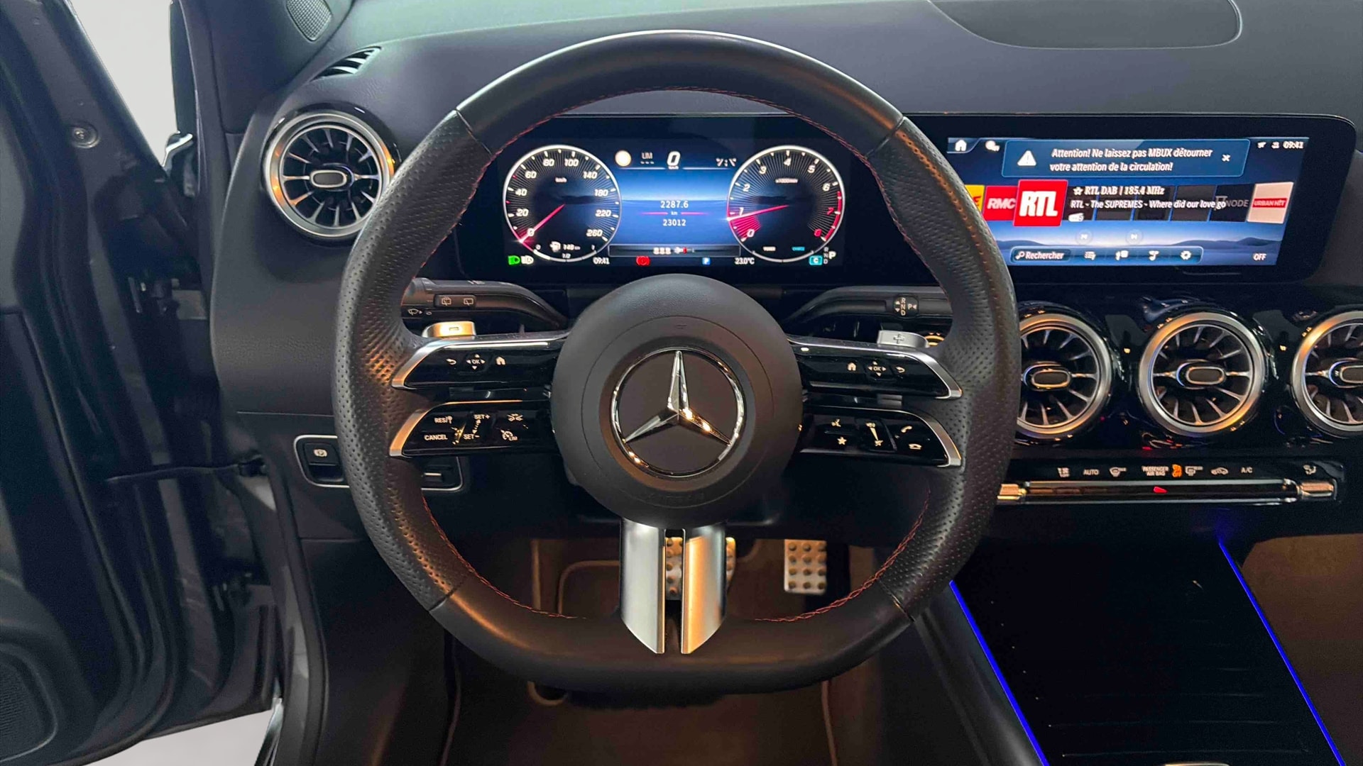 Mercedes-Benz Classe B 180 7G-DCT AMG Line — Poste de pilotage
