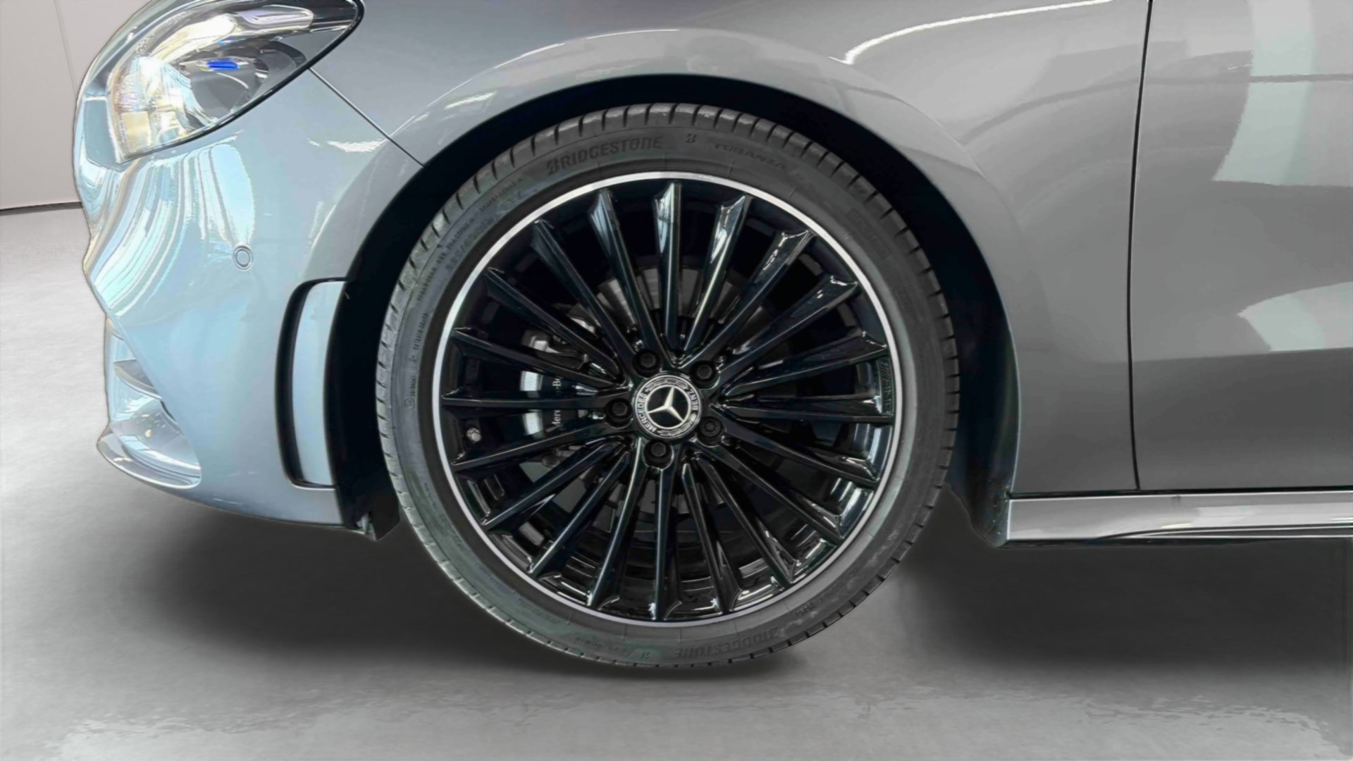 Mercedes-Benz Classe B 180 7G-DCT AMG Line — Pneu avant gauche