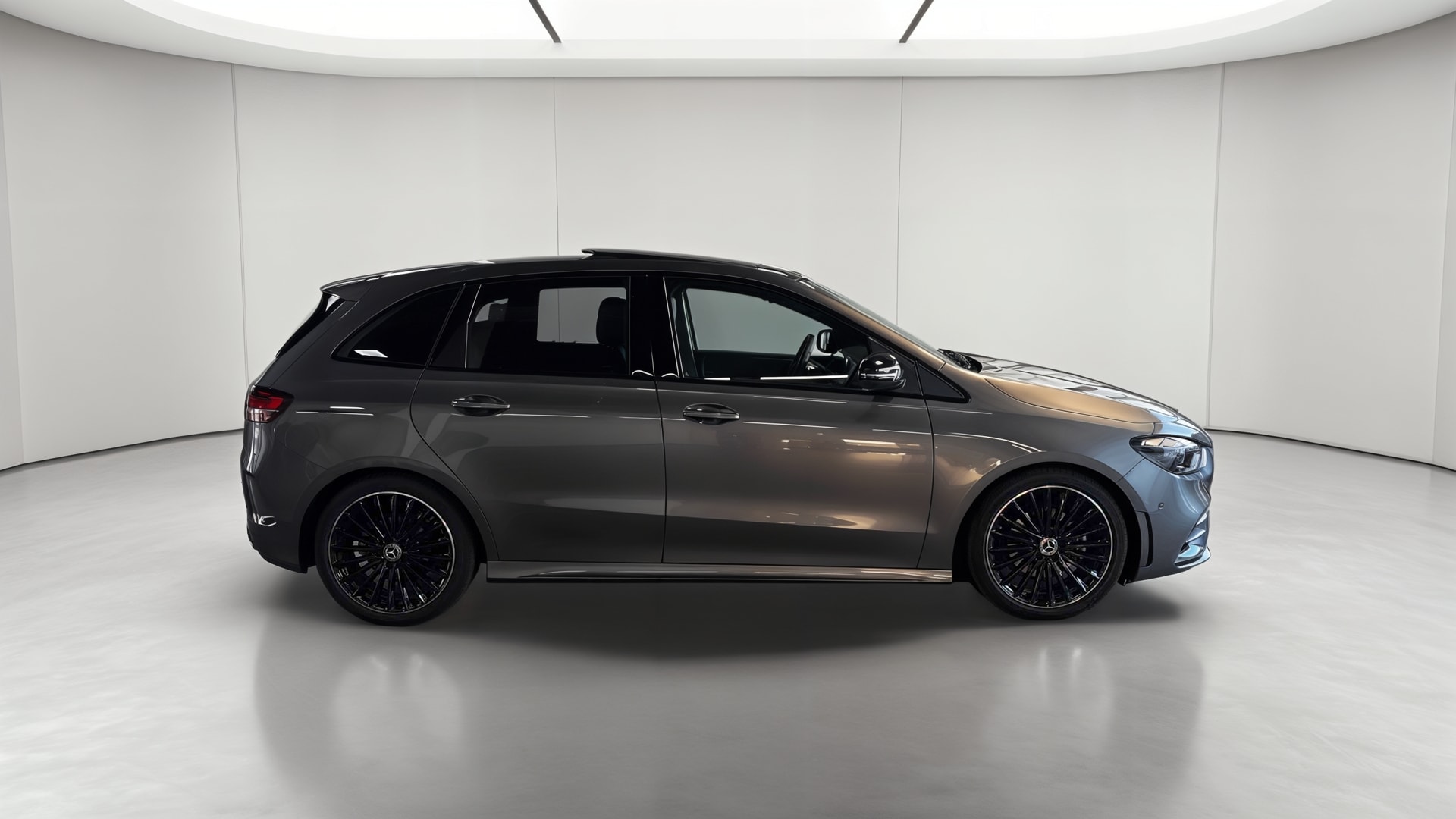 Mercedes-Benz Classe B 180 7G-DCT AMG Line — Profil droit