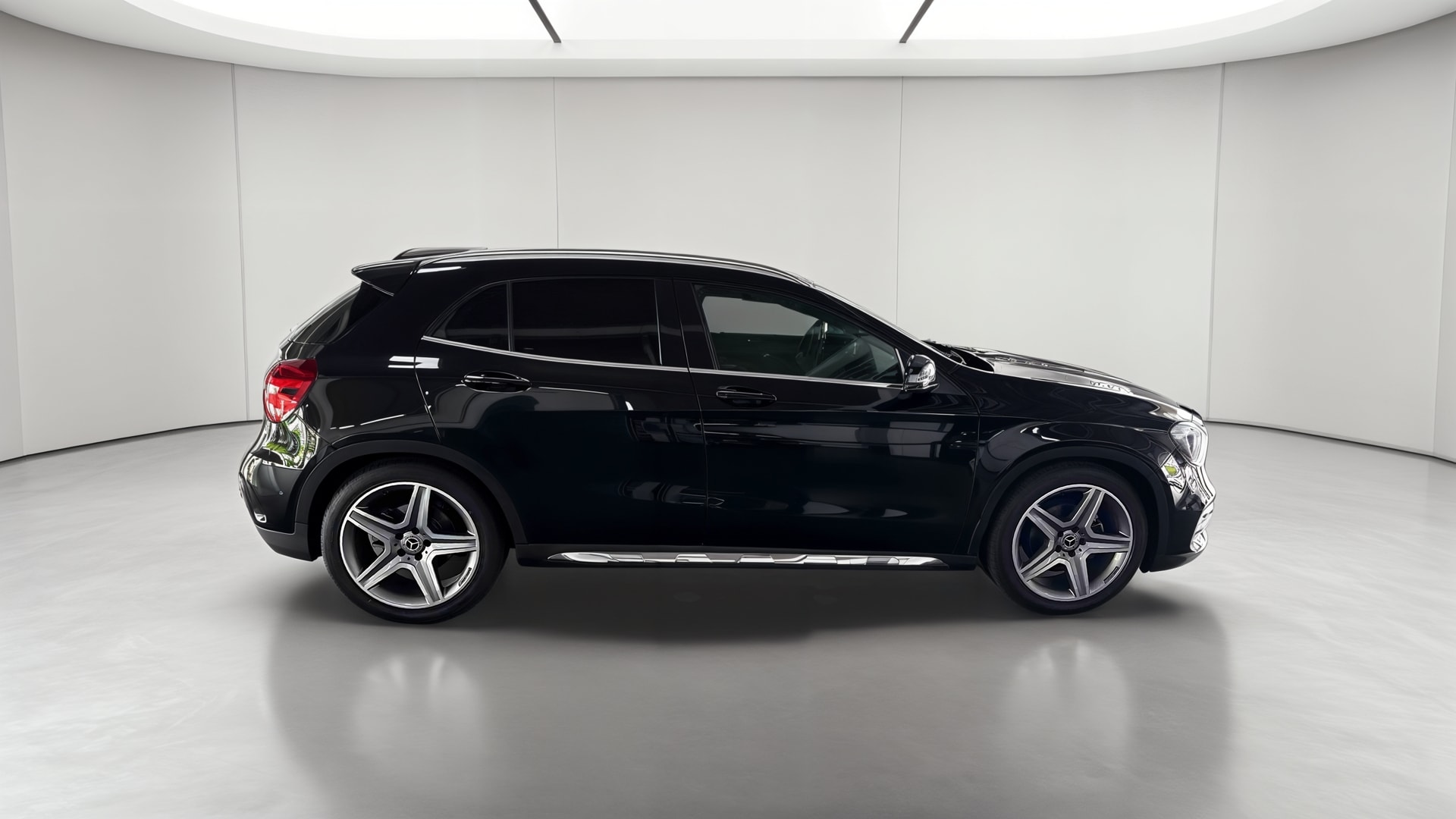 Mercedes-Benz GLA 180 7-G DCT Fascination — Profil droit