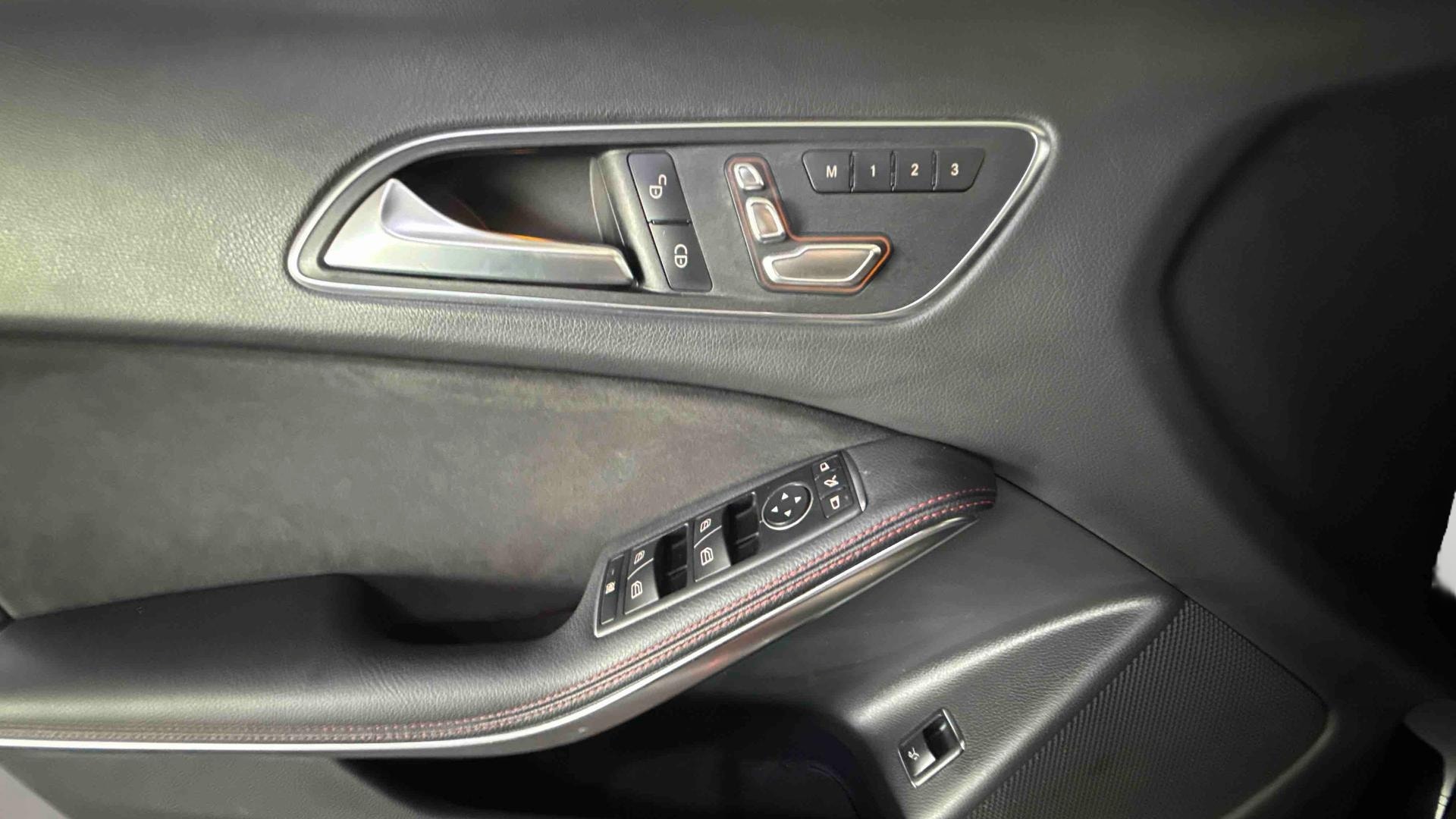 Mercedes-Benz GLA 180 7-G DCT Fascination — photo 16