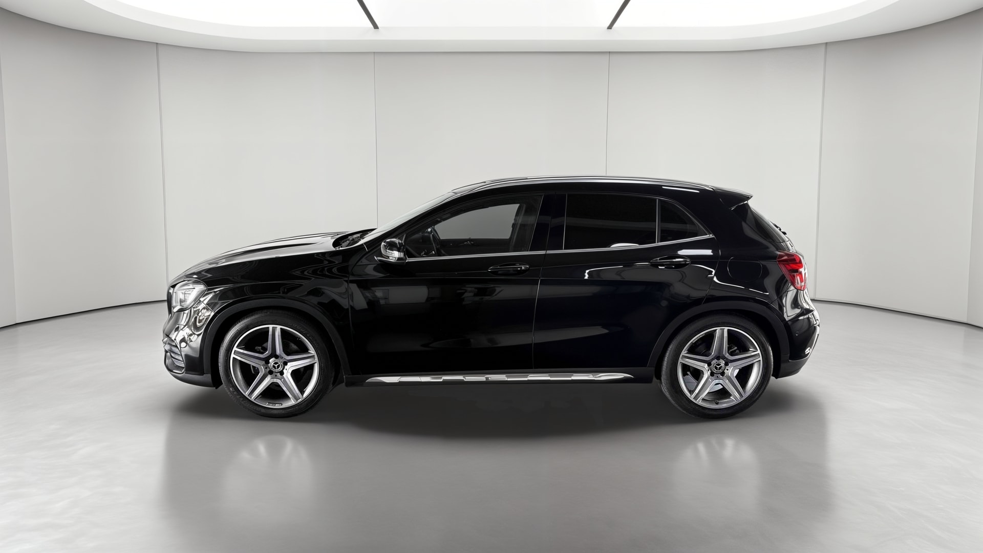 Mercedes-Benz GLA 180 7-G DCT Fascination — Profil gauche
