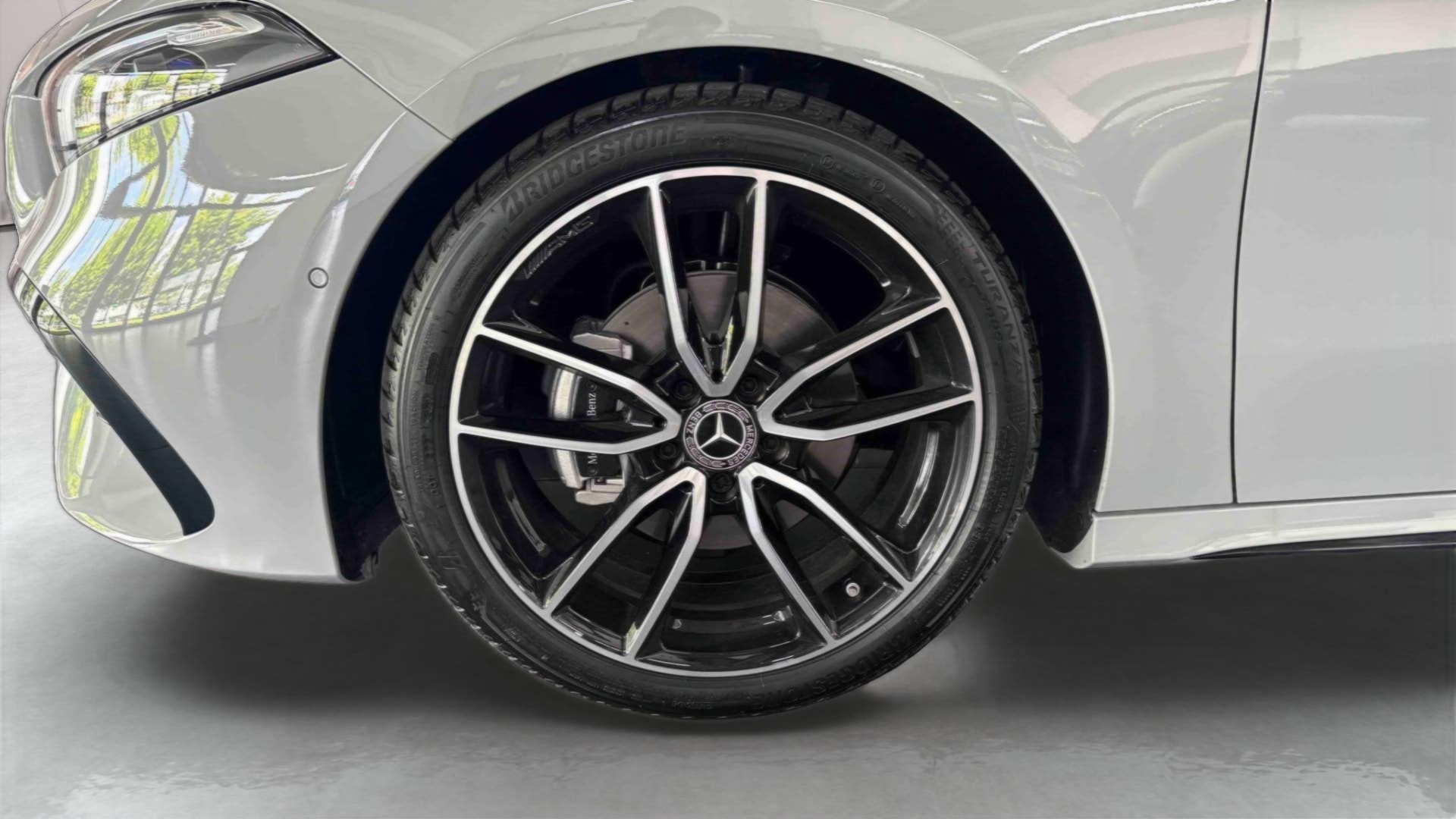 Mercedes-Benz Classe A 180 AMG Exclusive Design — Pneu avant gauche