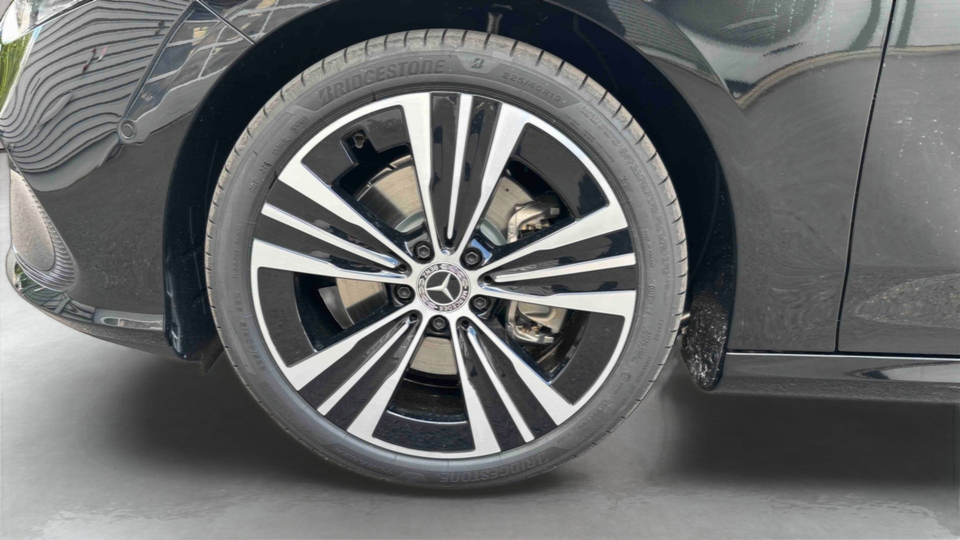 Mercedes-Benz CLA 250+ avec technologie EQ Limited Edition — Pneu avant gauche