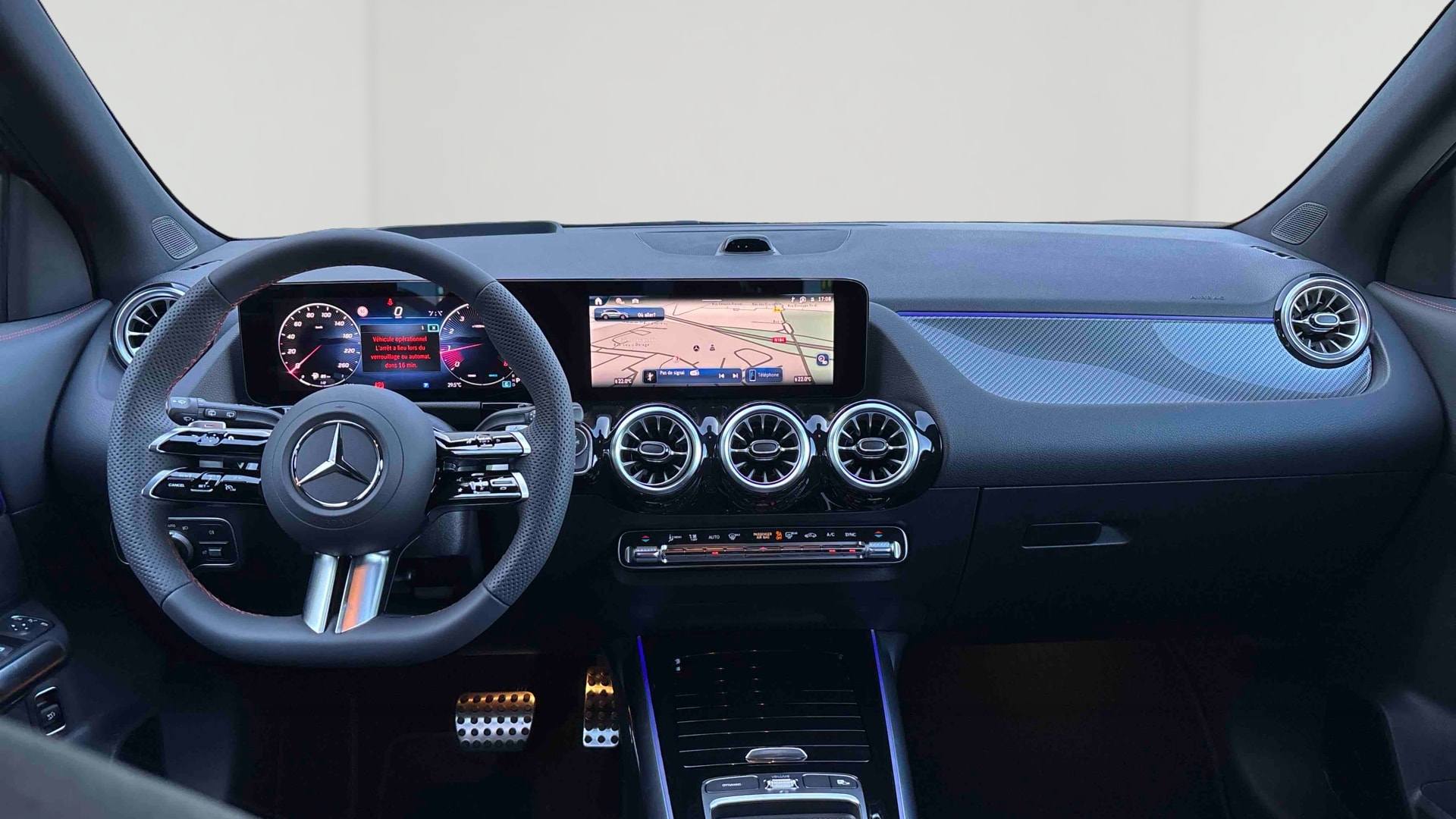 Mercedes-Benz GLA 200 7G-DCT Edition 140 — Planche de bord