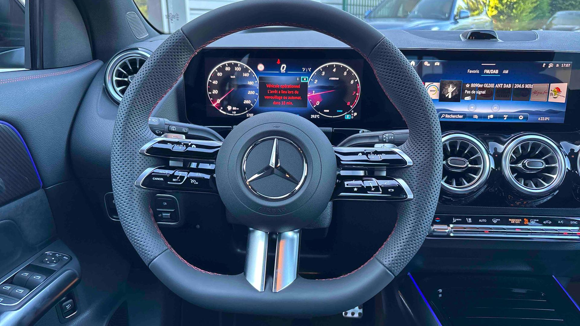 Mercedes-Benz GLA 200 7G-DCT Edition 140 — Poste de pilotage