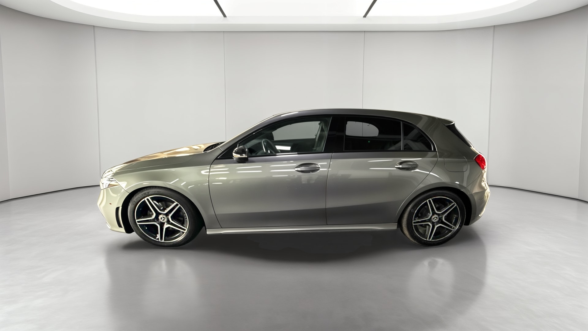Mercedes-Benz Classe A 200 d 8G-DCT AMG Line — Profil gauche