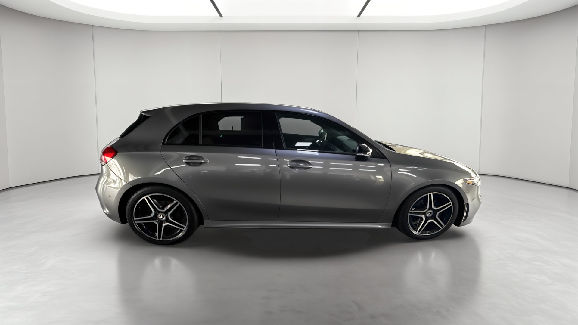 Mercedes-Benz Classe A 200 d 8G-DCT AMG Line — Profil droit