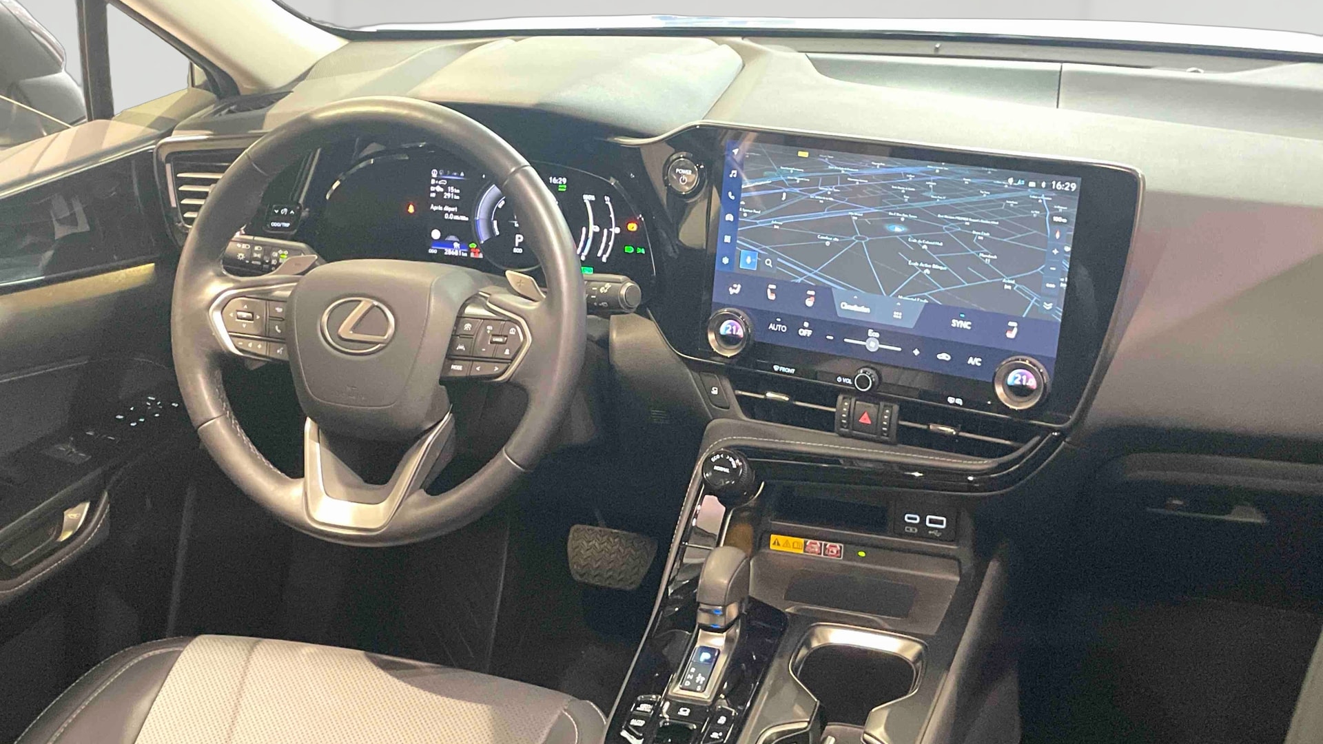 Lexus NX 450h+ 4WD Hybride Rechargeable Luxe — Planche de bord