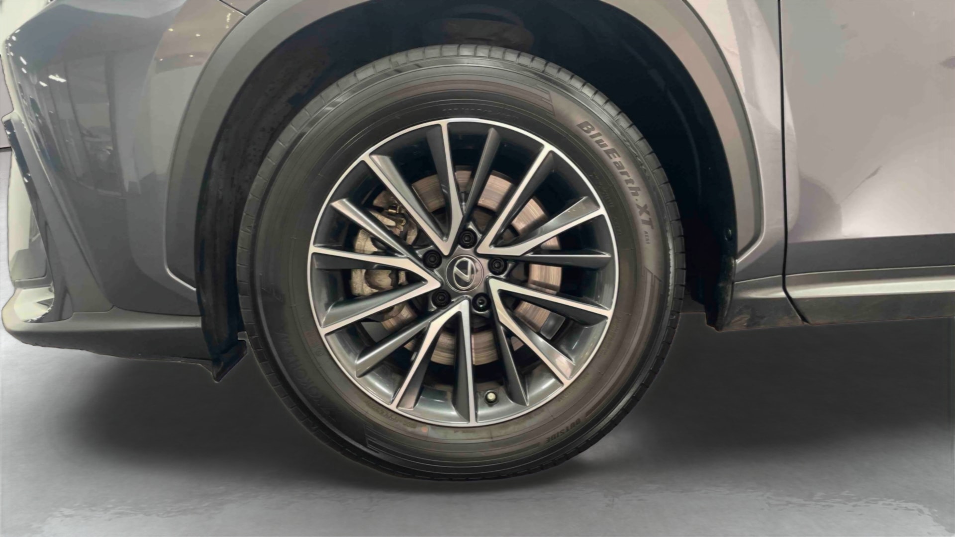 Lexus NX 450h+ 4WD Hybride Rechargeable Luxe — Pneu avant gauche