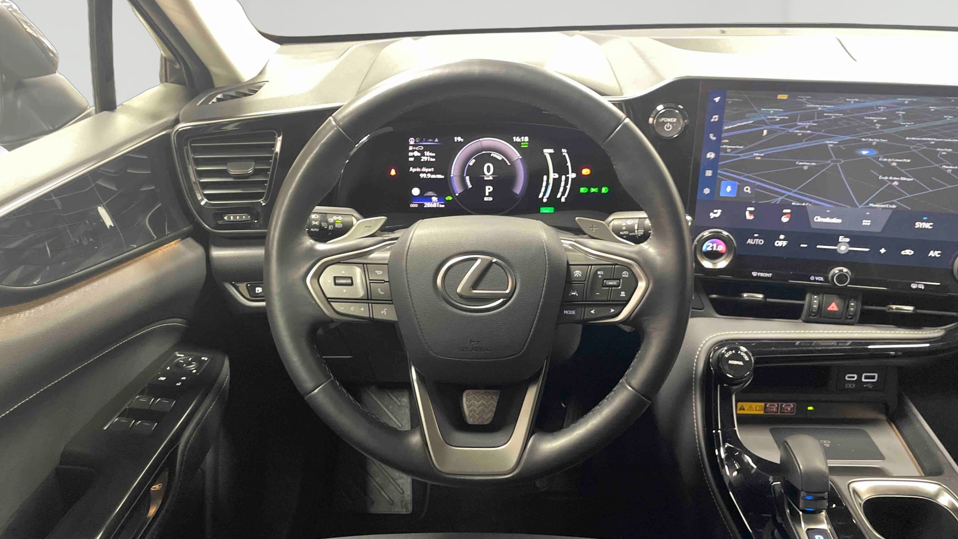 Lexus NX 450h+ 4WD Hybride Rechargeable Luxe — Poste de pilotage