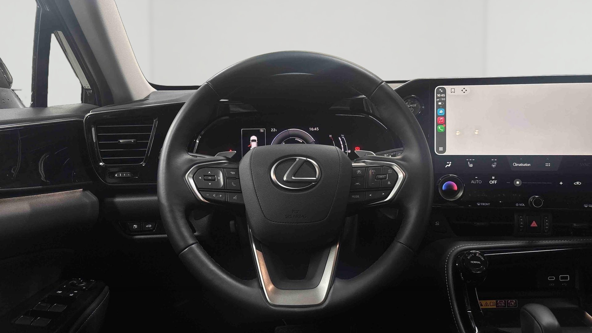 Lexus NX 350h 2WD Hybride Luxe — Poste de pilotage