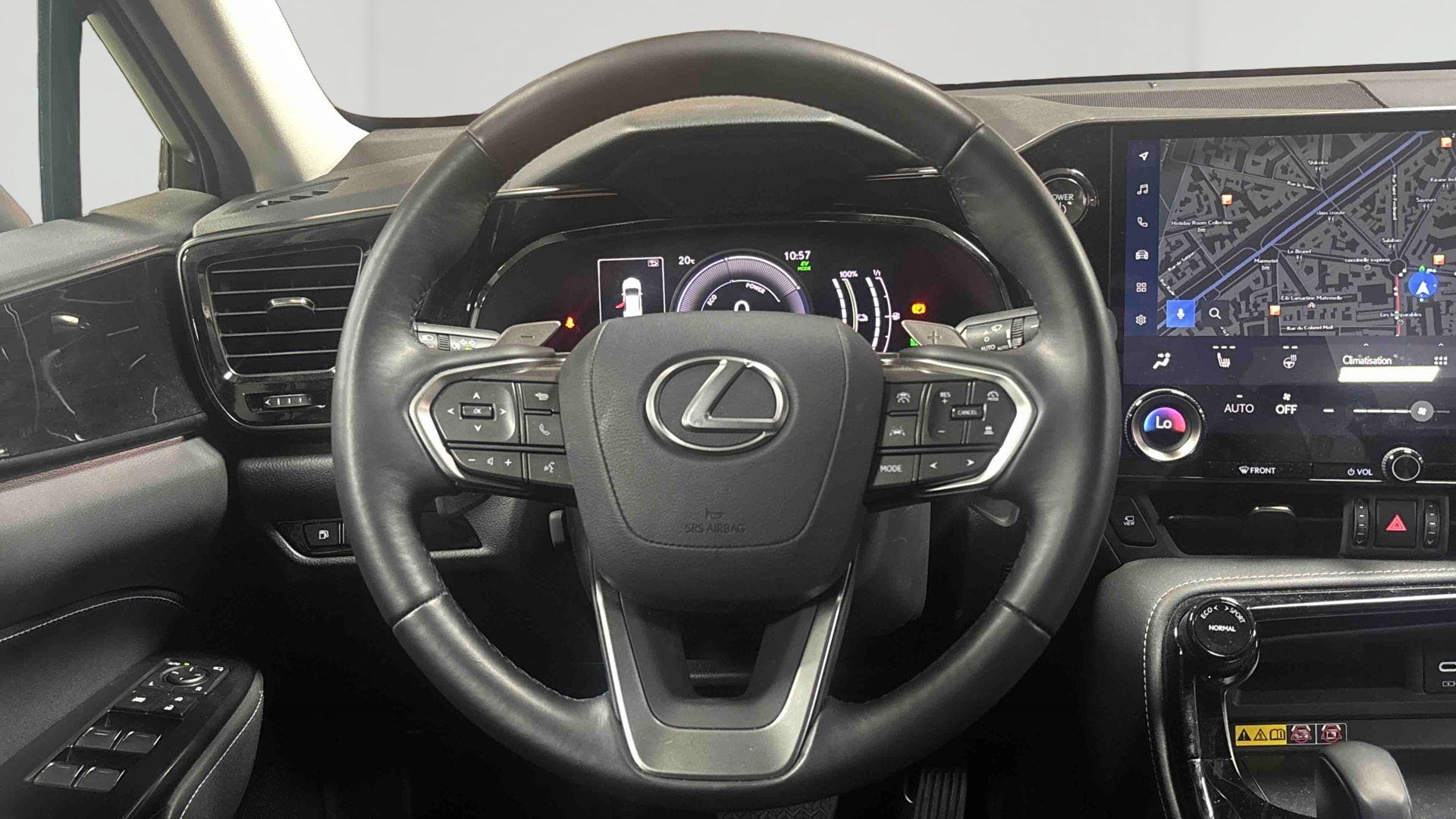 Lexus NX 450h+ 4WD Hybride Rechargeable Luxe — Poste de pilotage