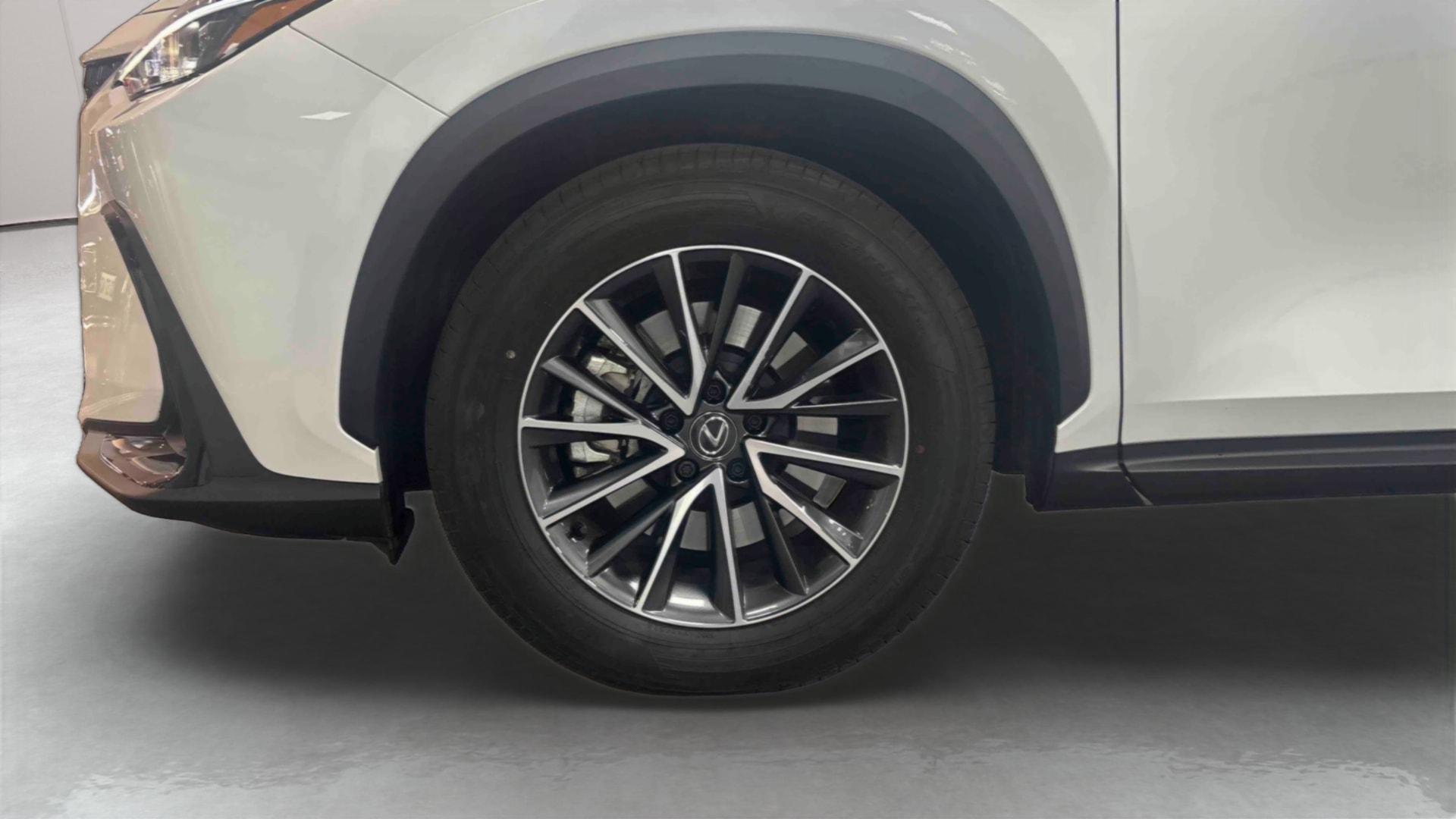 Lexus NX 450h+ 4WD Hybride Rechargeable Luxe — Pneu avant gauche