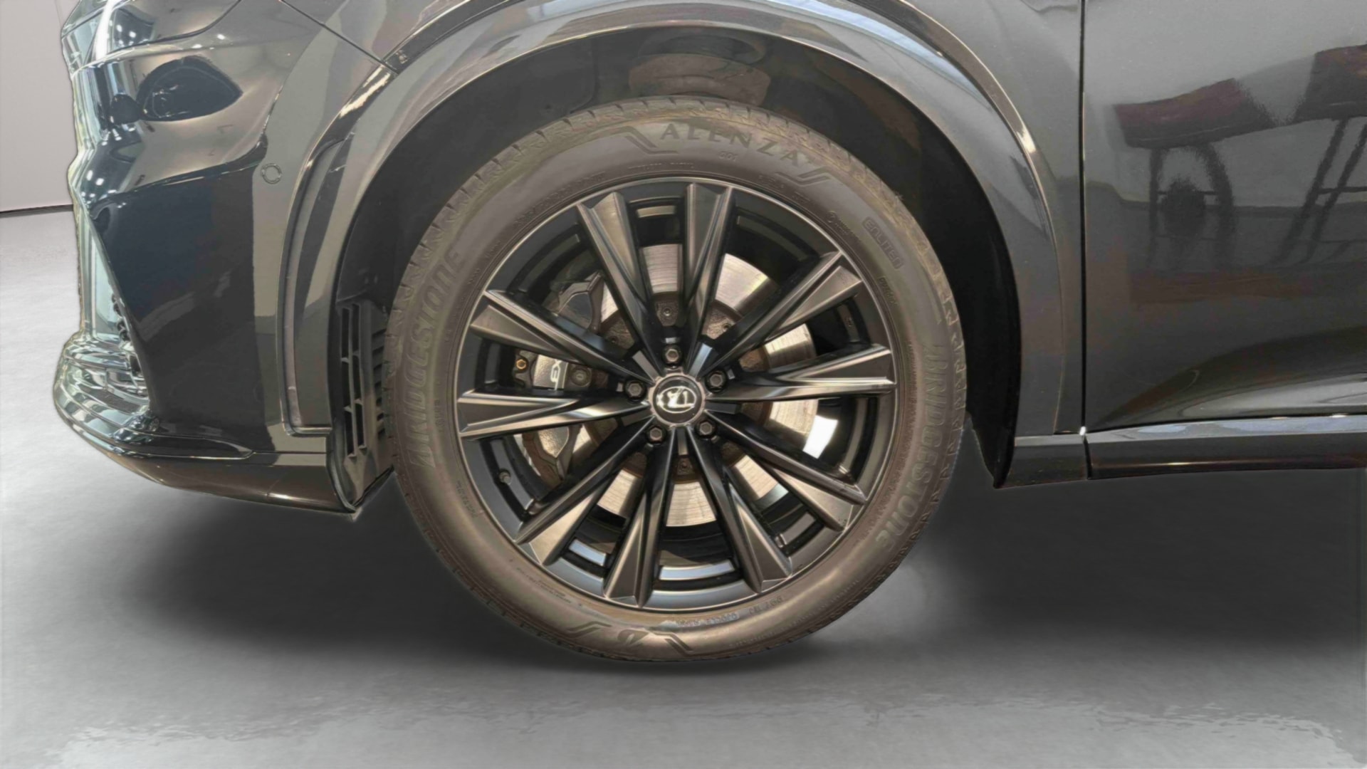 Lexus RX 500h 4WD F SPORT Executive — Pneu avant gauche
