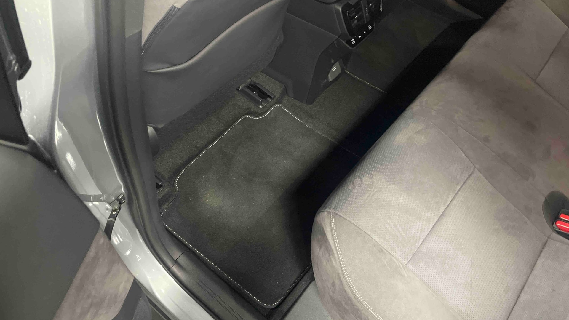 Lexus RZ 500e Executive — photo 36