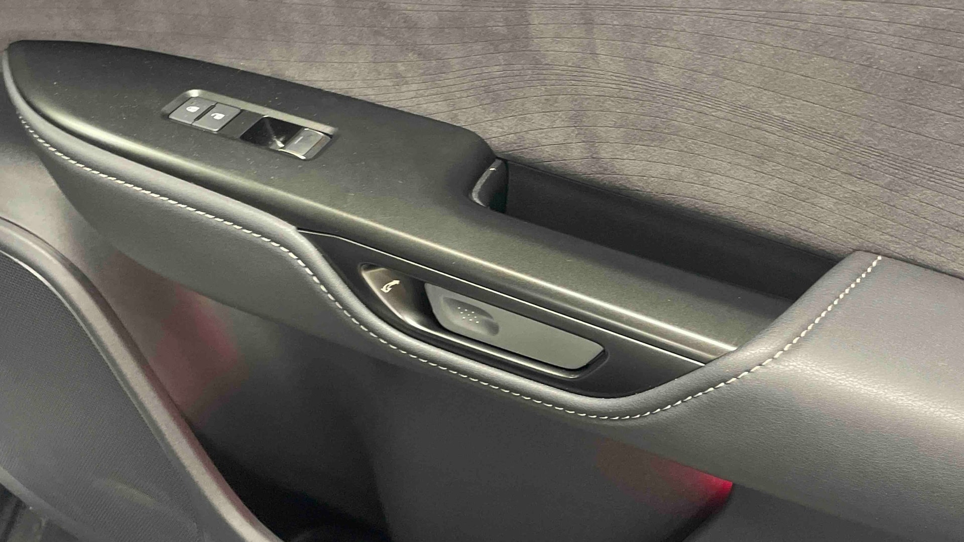 Lexus RZ 500e Executive — photo 56