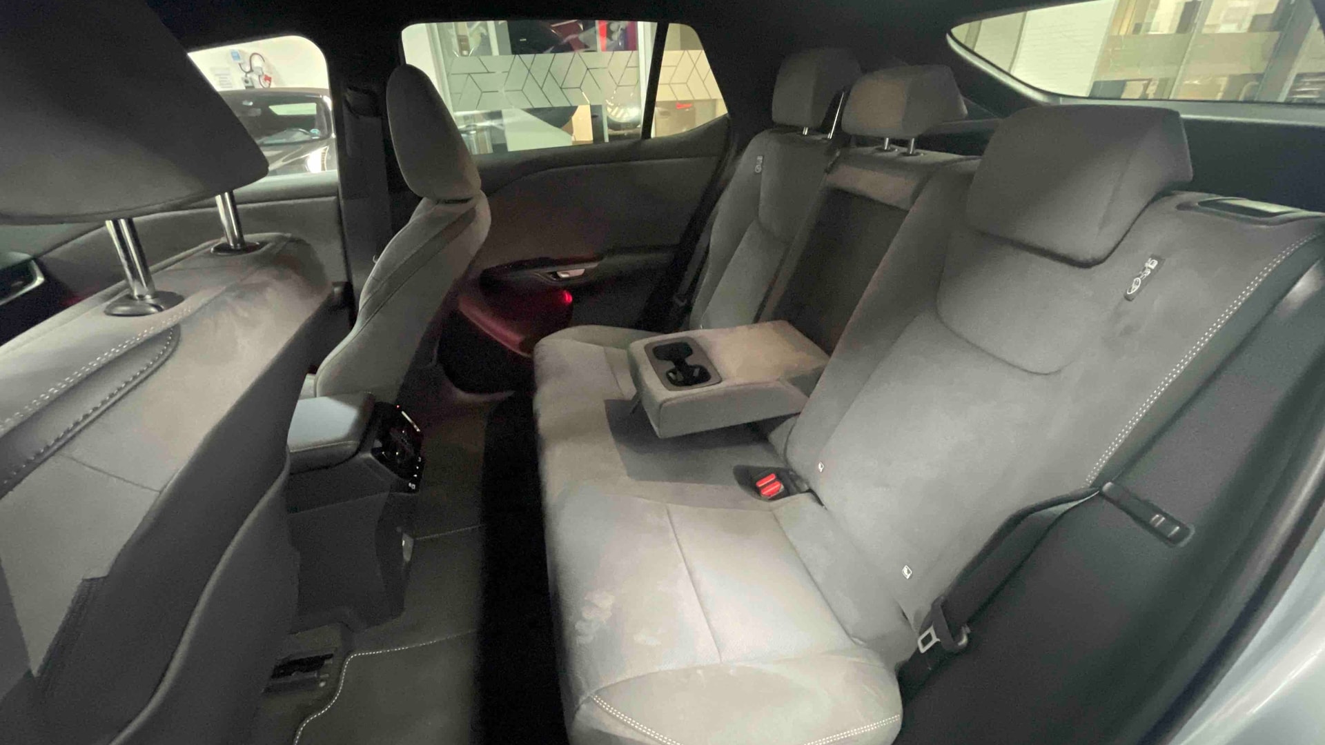 Lexus RZ 500e Executive — photo 34