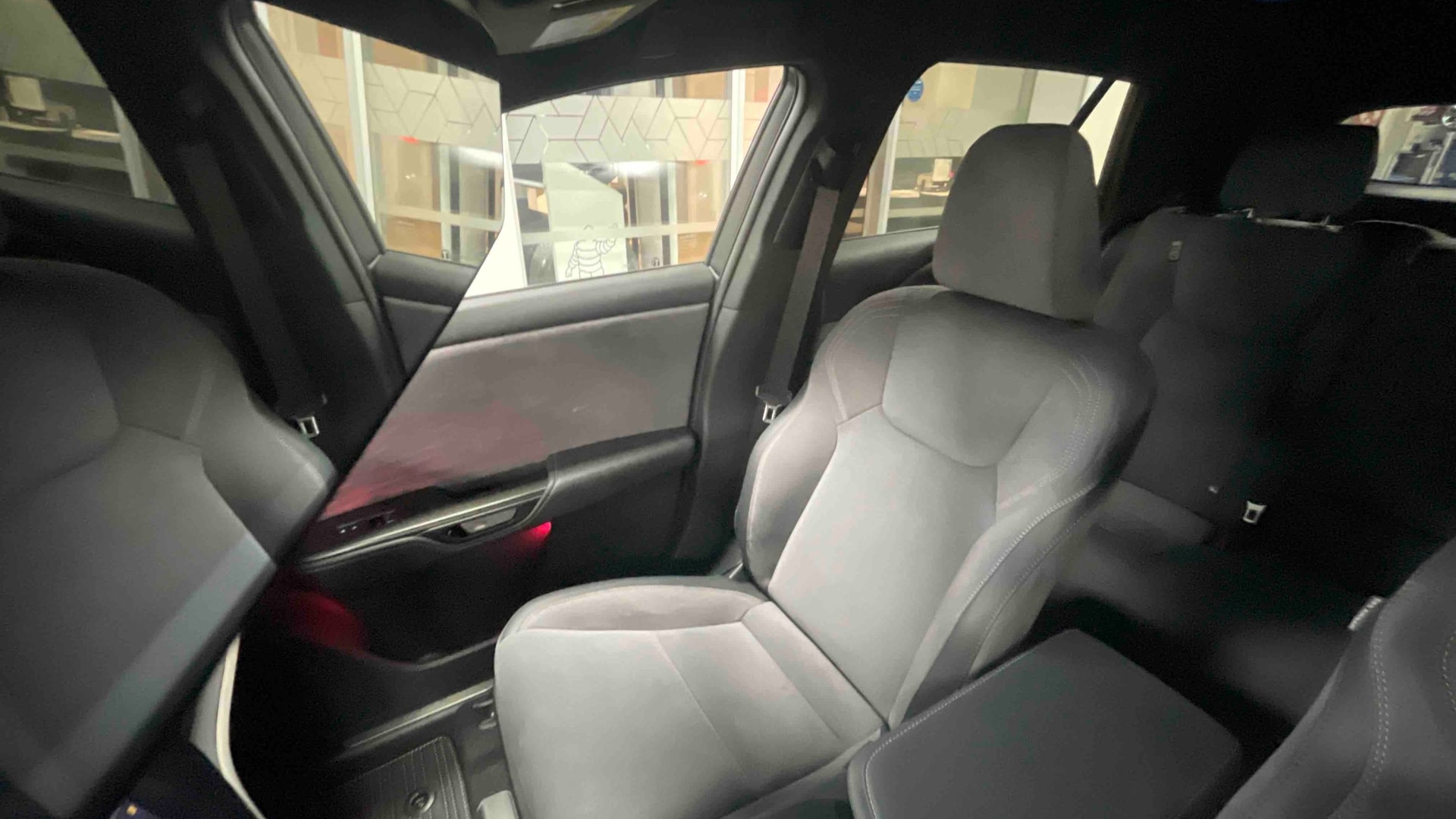 Lexus RZ 500e Executive — photo 33