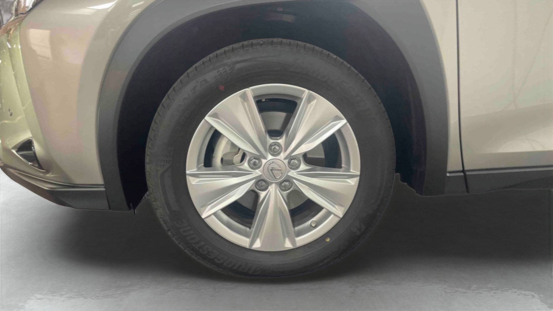 Lexus UX 250h 2WD Pack — Pneu avant gauche