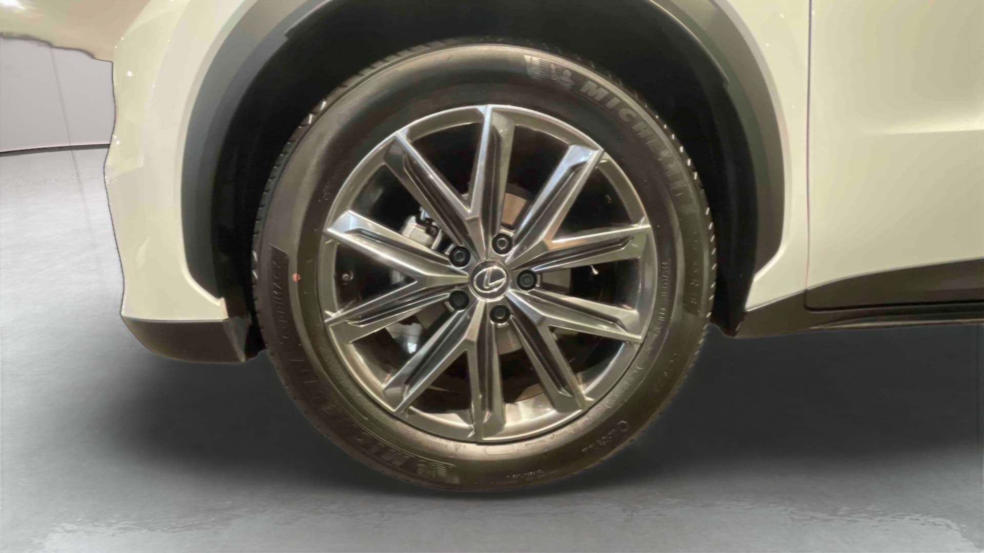 Lexus LBX 2WD Elegant — Pneu avant gauche