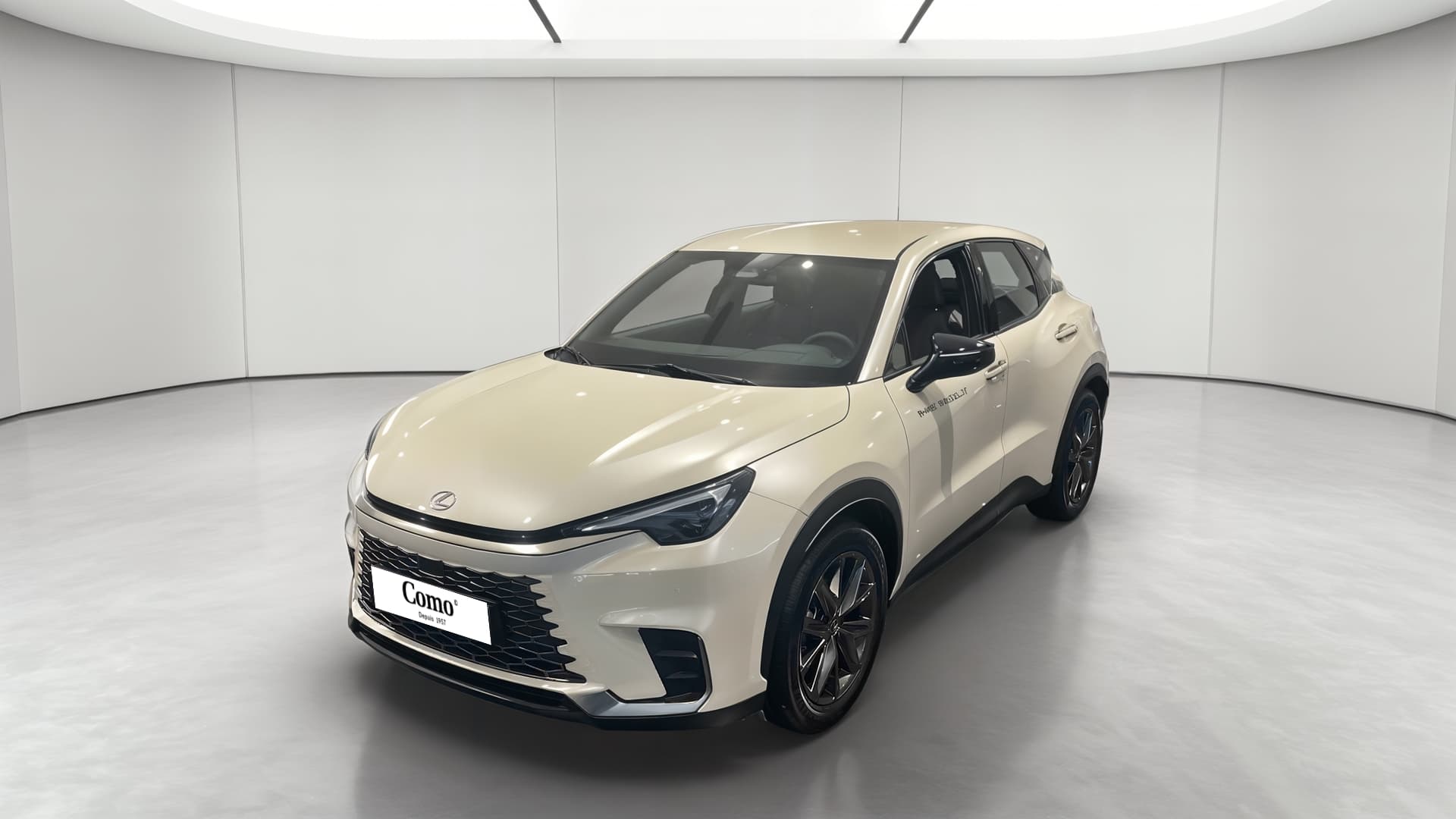 Lexus LBX 2WD Elegant — 3/4 avant gauche
