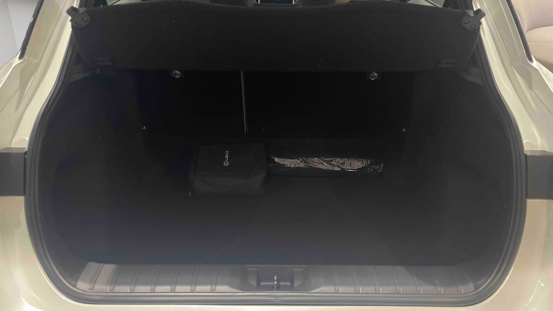 Lexus LBX 2WD Elegant — Coffre