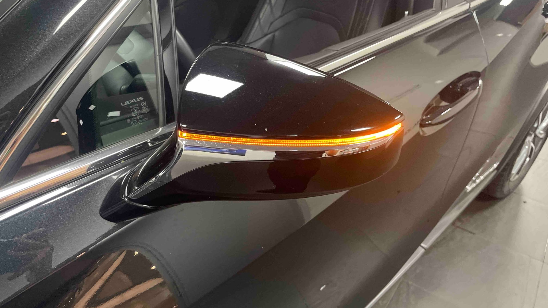 Lexus UX 300e Luxe — photo 29