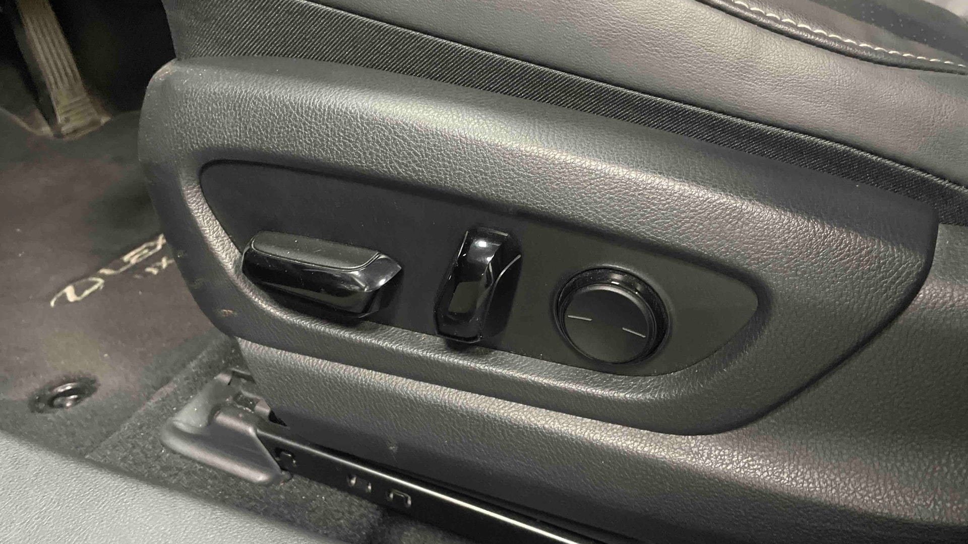 Lexus UX 300e Luxe — photo 30