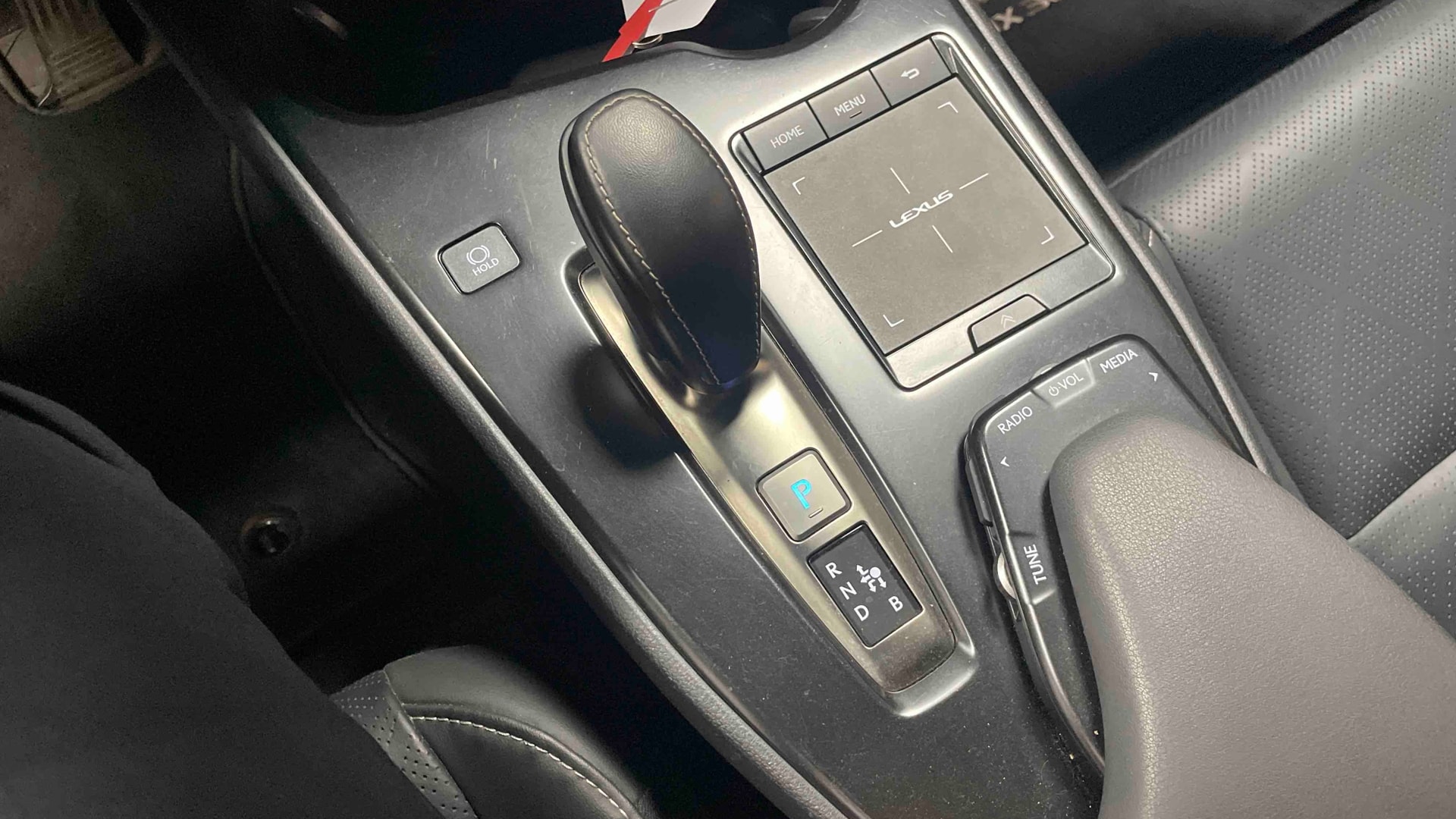 Lexus UX 300e Luxe — photo 21