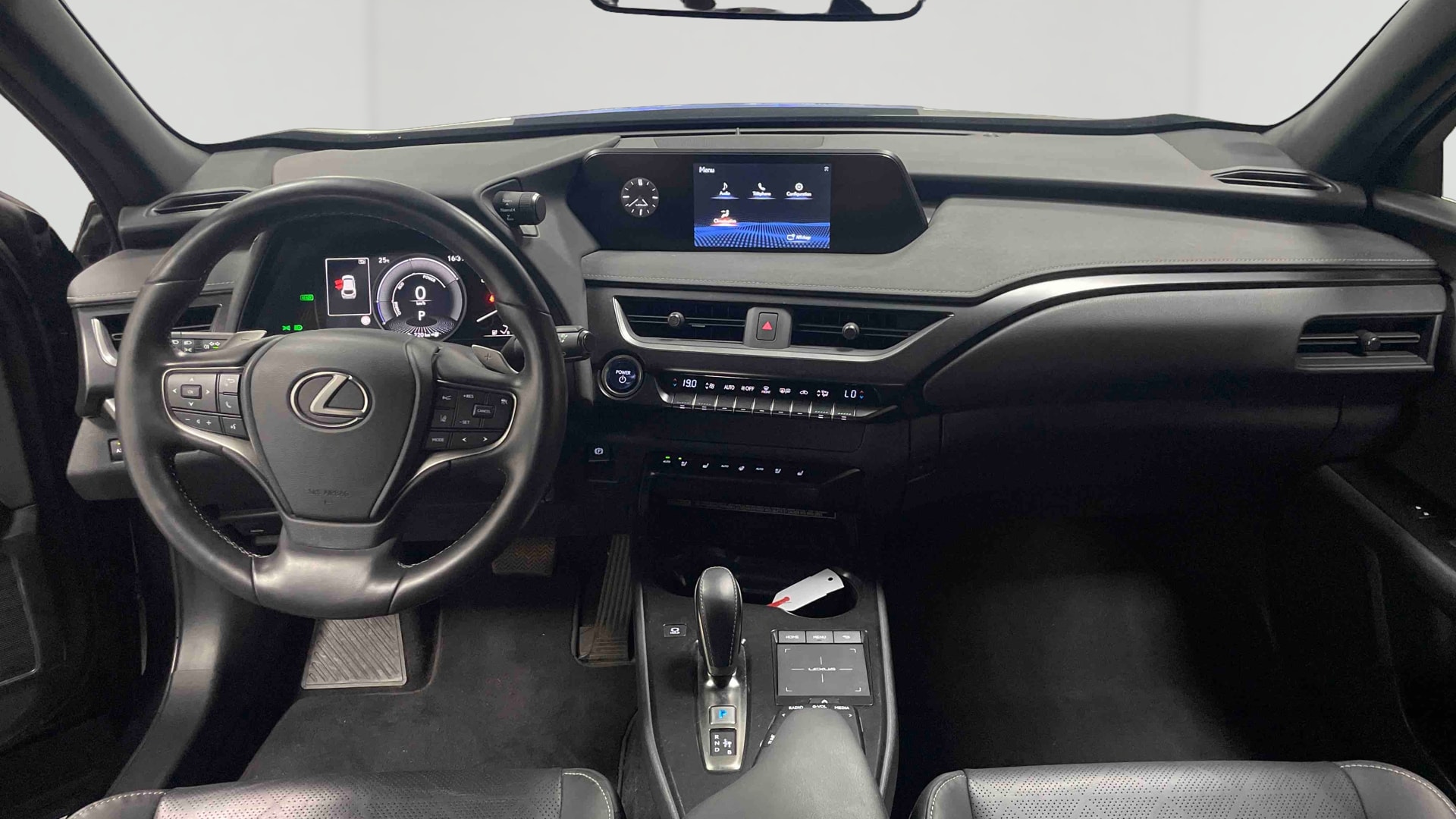 Lexus UX 300e Luxe — Planche de bord