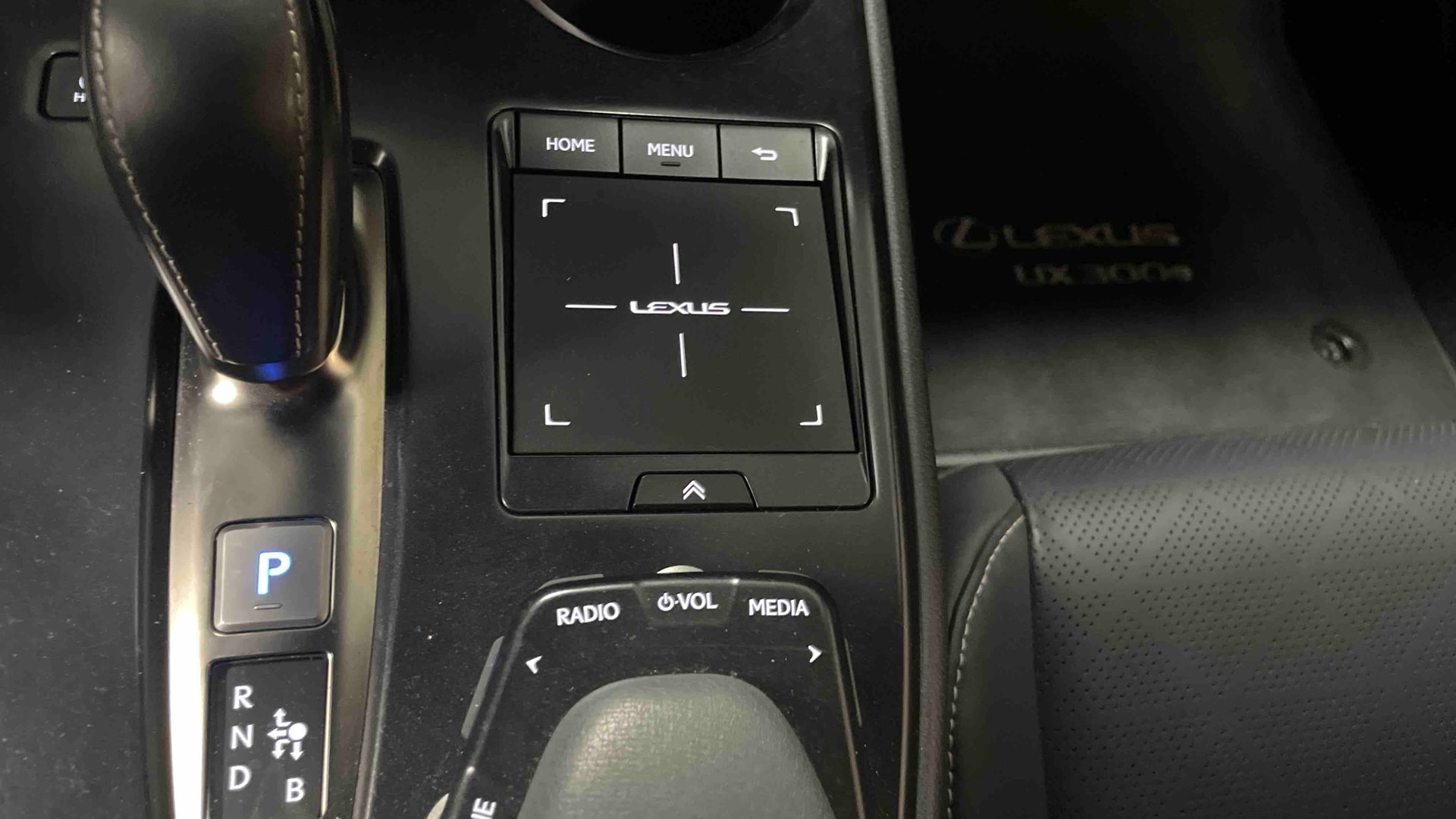 Lexus UX 300e Luxe — photo 24