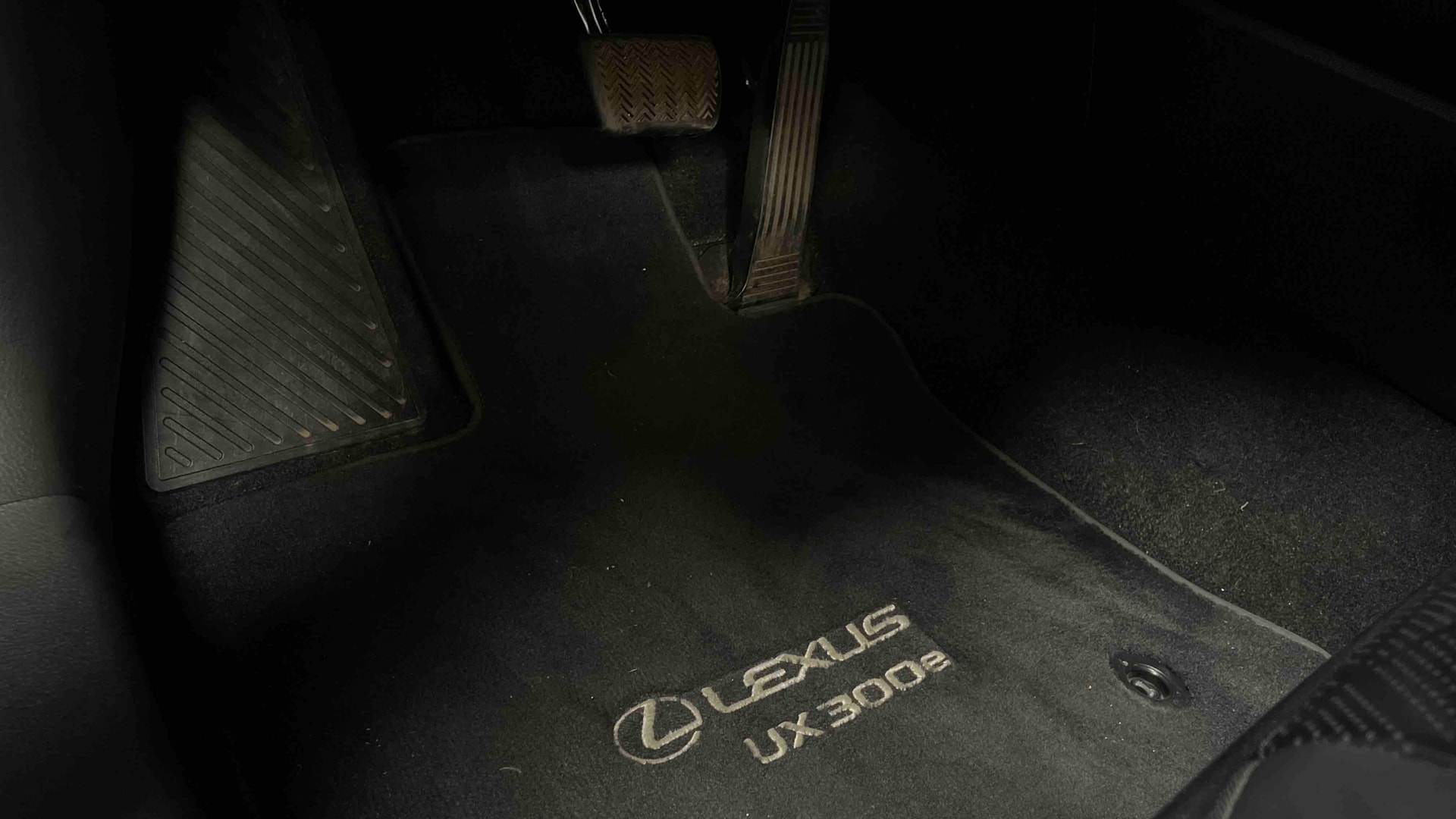 Lexus UX 300e Luxe — photo 23
