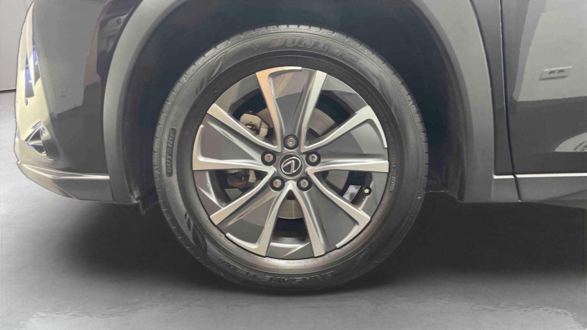 Lexus UX 300e Luxe — Pneu avant gauche