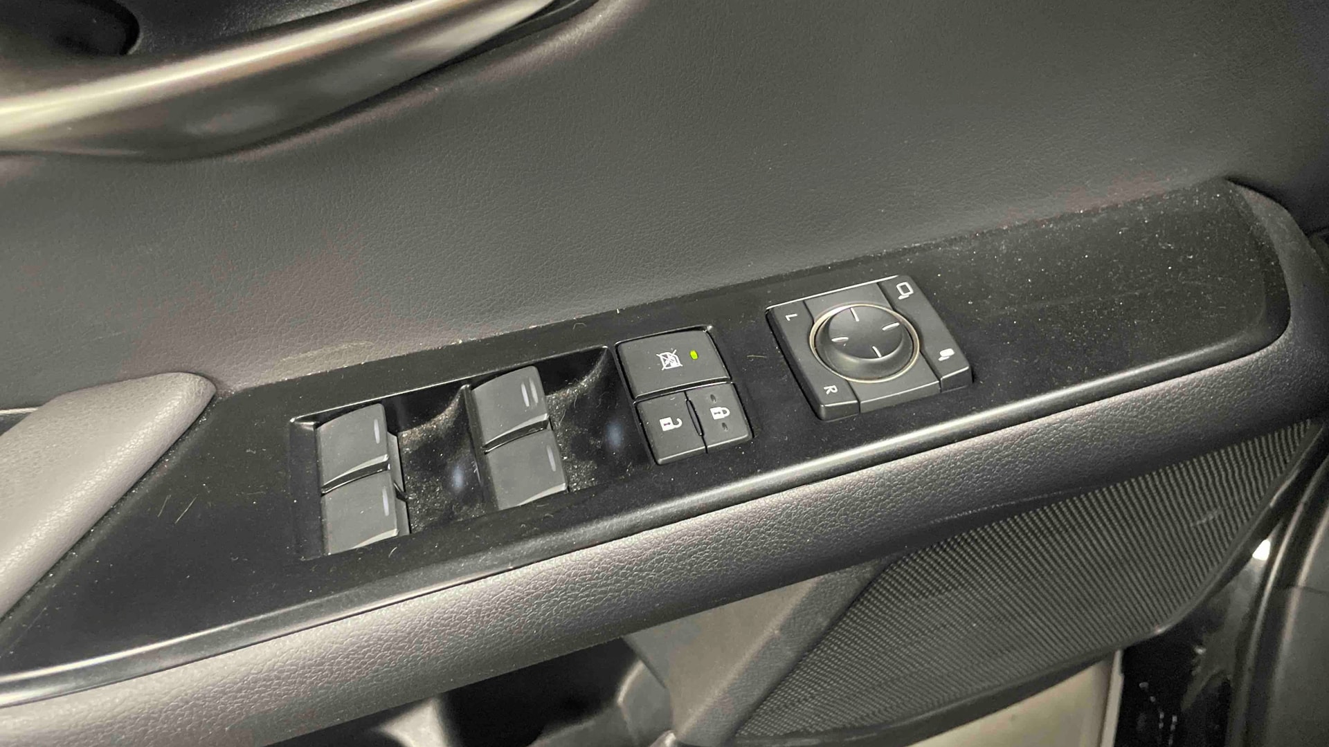Lexus UX 300e Luxe — photo 17