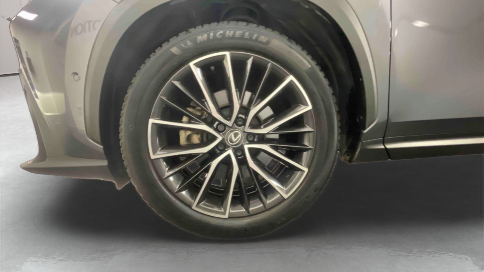 Lexus NX 450h+ 4WD Hybride Rechargeable Executive — Pneu avant gauche